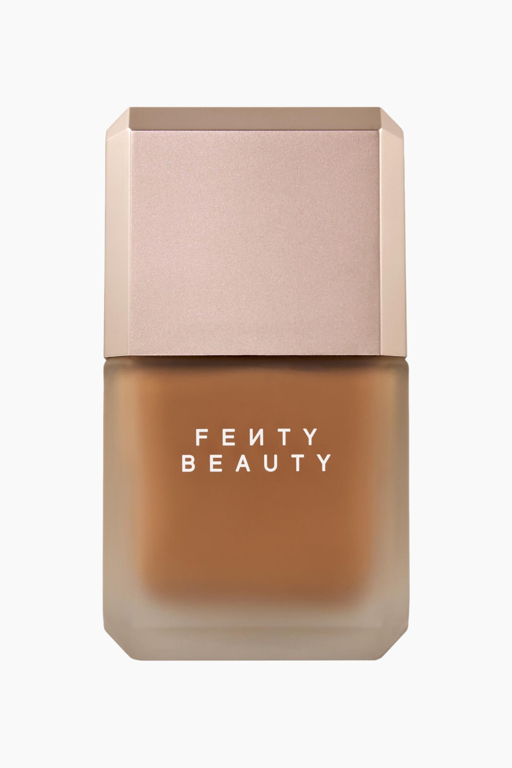 Visa större bild: Pro Filt'r Fluid Flex Matte Longwear Foundation står upprätt i en frontvänd vy och har en rektangulär frostad glasflaska med fasade nedre hörn som visar en mellandjup brun vätska inuti. Flaskan visar den vita logotypen “FENTY BEAUTY” på framsidan och har ett ljusrosa, oktagonal lock med fasade kanter.