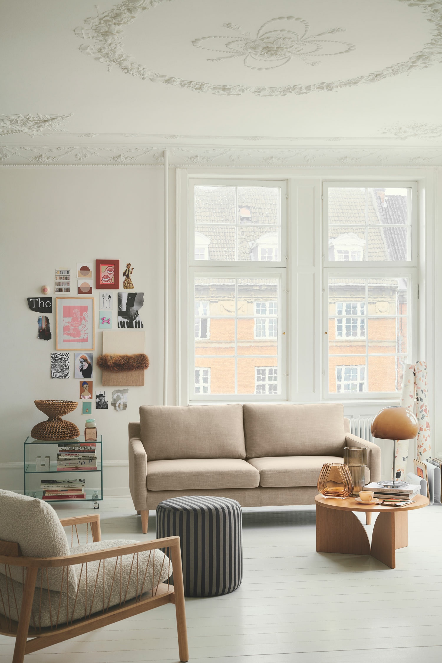 No. 8 Puf - Straight Latte Black