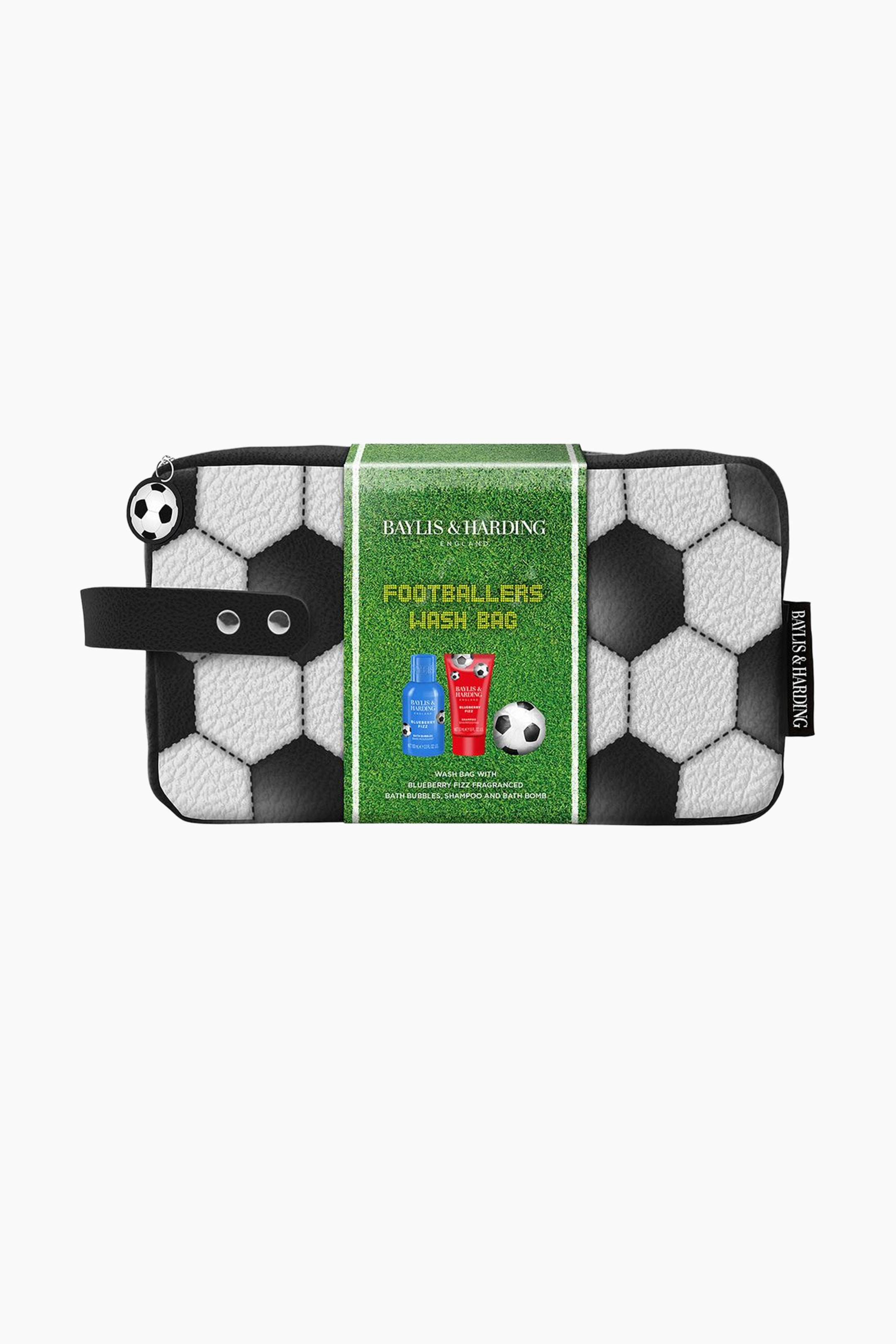 Visa större bild: Presentsetet visar en rektangulär necessär med ett texturerat svartvitt fotbollsmönster, fotograferad rakt framifrån. Ett grönt pappersband är lindat runt mitten och visar varumärket "Baylis & Harding" och "Footballers Wash Bag" tillsammans med illustrationer av produkterna i setet.