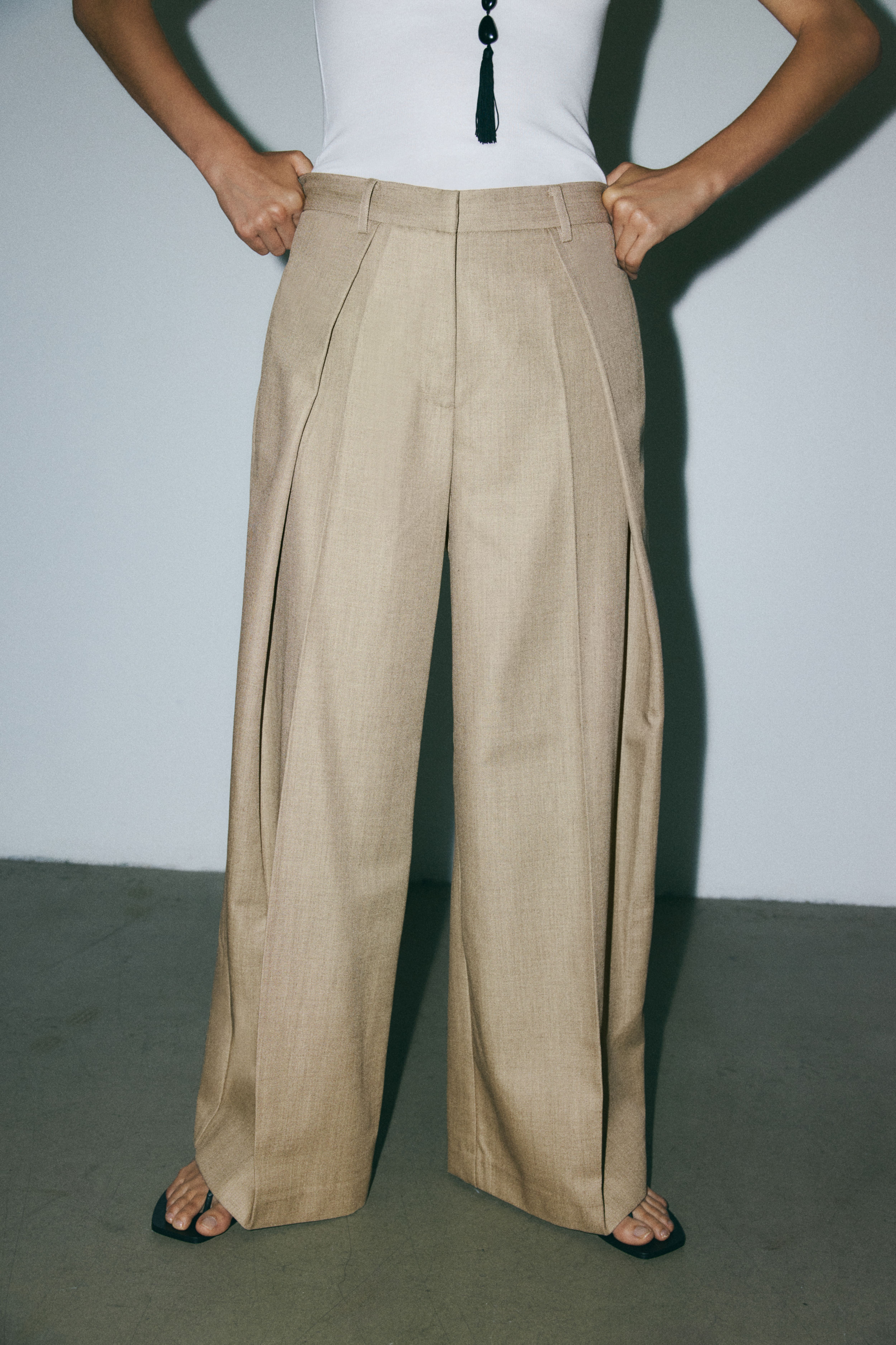 Pantalon chic avec détails croisés
