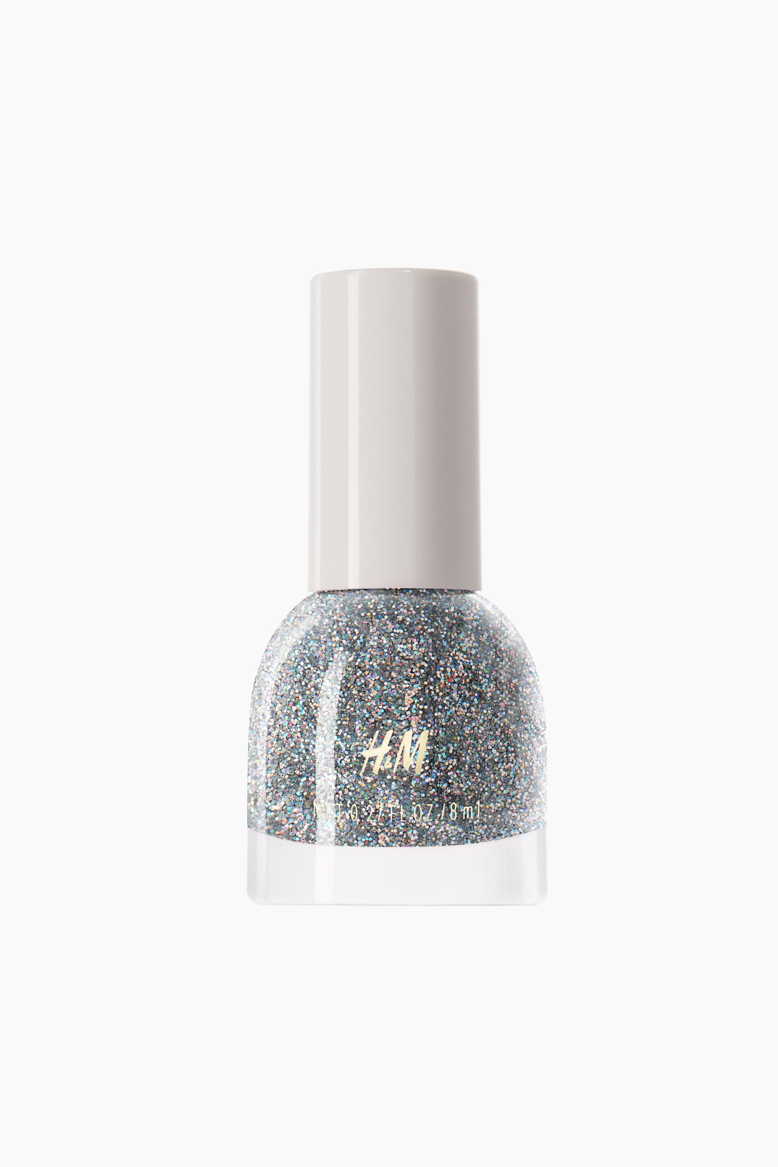 Eine Flasche Nagellack steht frontal ausgerichtet und enthält dichtes, schimmerndes, silbernes holografisches Glitzerpartikel in einer abgerundeten Glasflasche. Die Flasche hat einen zylindrischen, matten Deckel in gebrochenem Weià und zeigt auf der Vorderseite goldene Logobeschriftung.