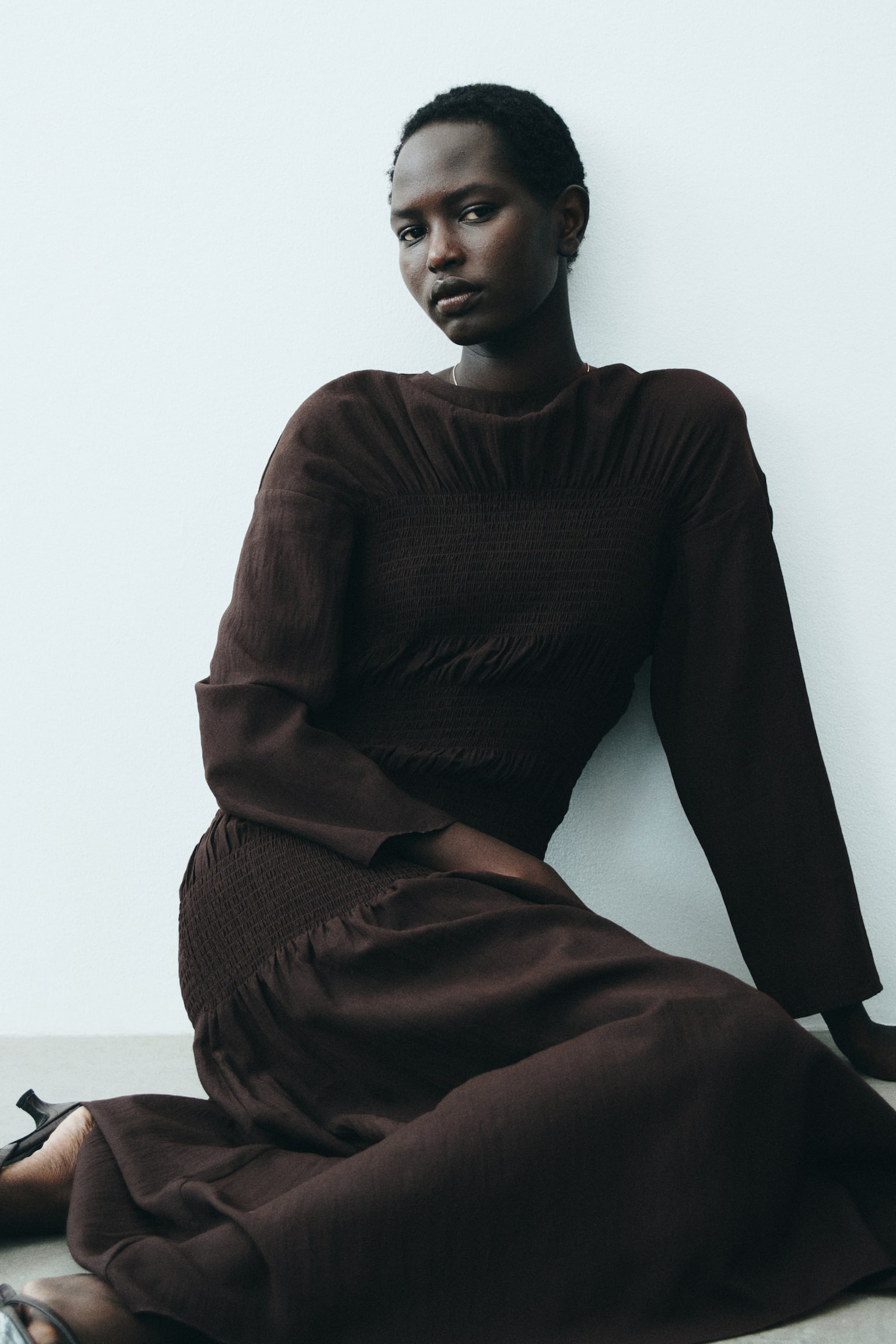 שמלה עם כיווצים - חום כהה - 1