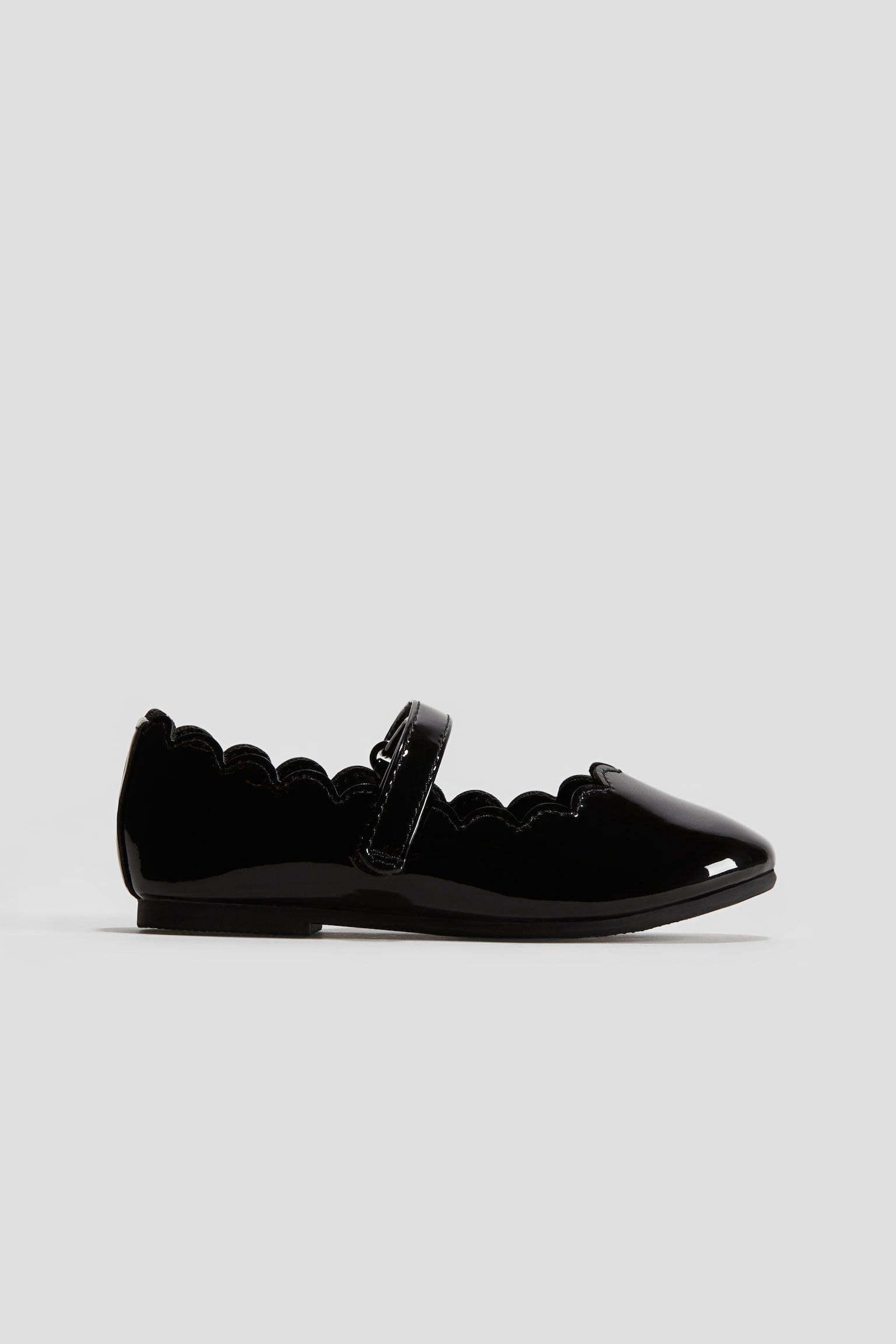 Scalloped-edge patent ballet pumps - Black - 1