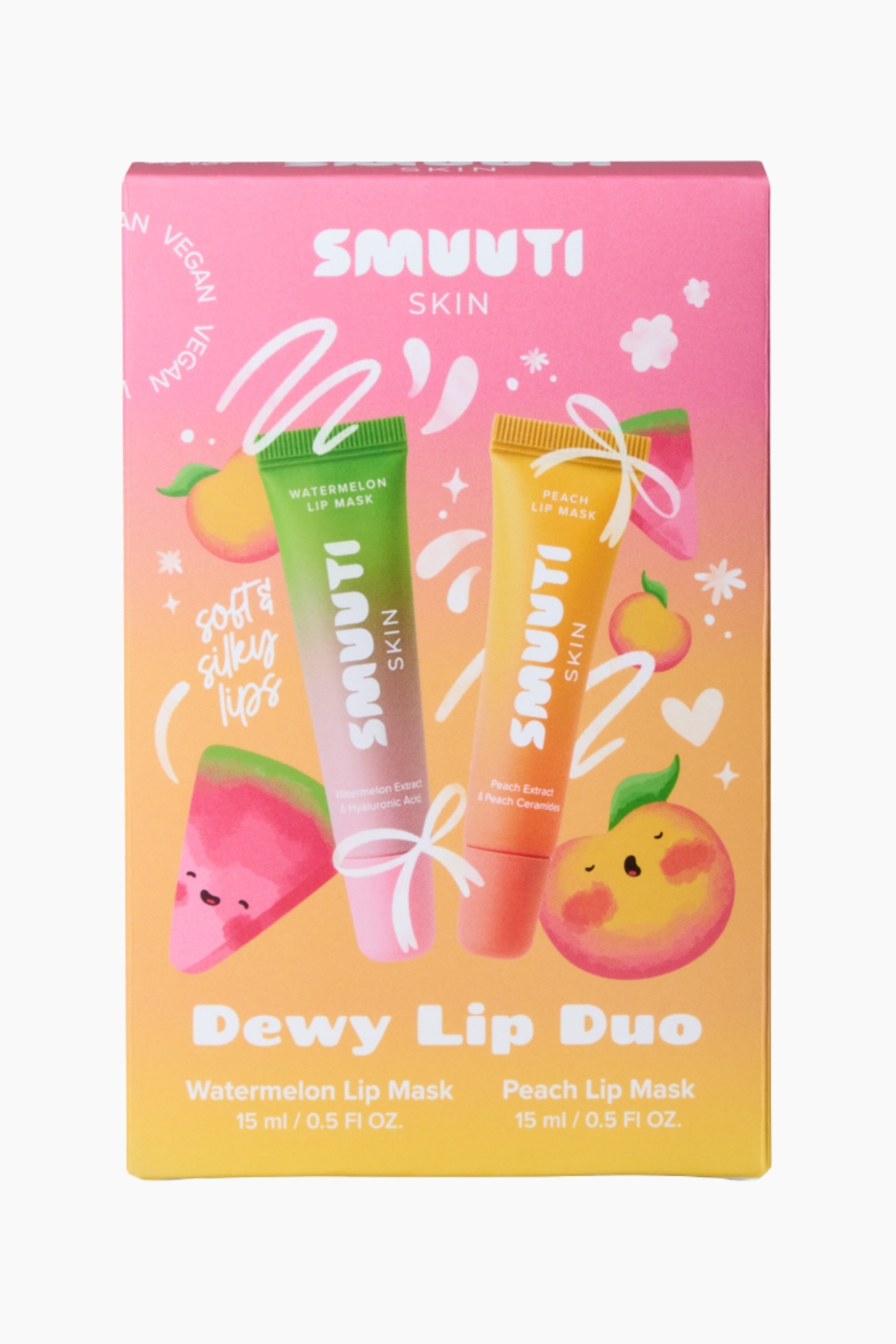Visa större bild: Ett Smuuti Skin Dewy Lip Duo-presentförpackning står upprätt och visar sin framsida och vänstra sida. Förpackningen har en rosa topp som övergår i en orange botten och visar illustrationer av ett grönt vattenmelonläppmasktub och ett gult persikoläppmasktub. Framsidan beskriver "Dewy Lip Duo", "Watermelon Lip Mask 15 ml / 0.5 Fl Oz" och "Peach Lip Mask 15 ml / 0.5 Fl Oz", med texten "Vegan" synlig på vänstra sidan.
