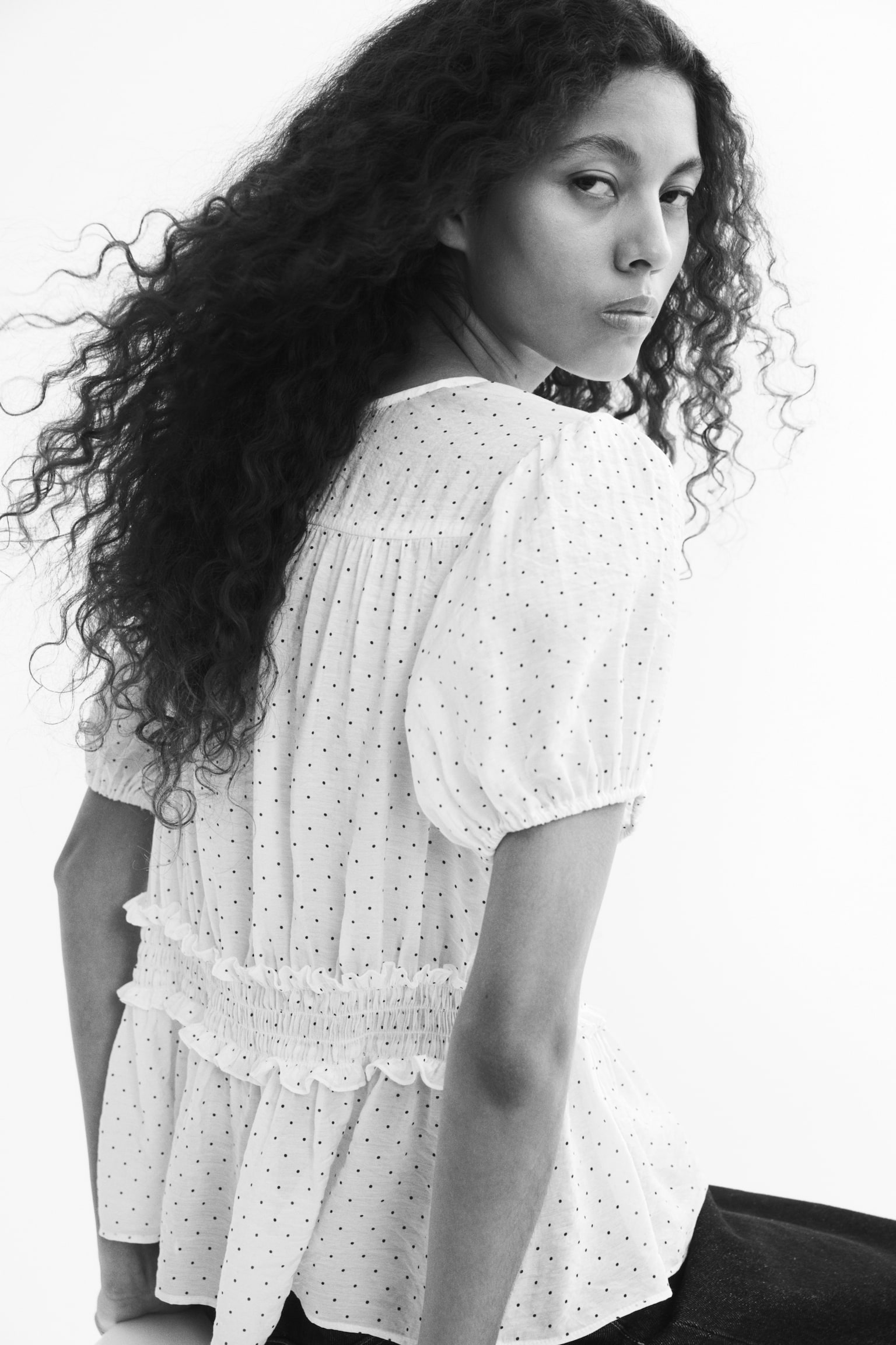 Женская блузка H&M Puff-Sleeved Peplum Blouse, цвет: Кремовый / В горошек — фото 4