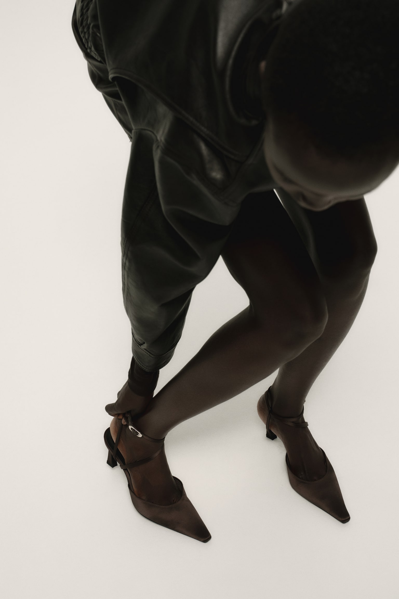 נעלי עקב מסאטן עם חרטום מחודד - חום כהה - 5