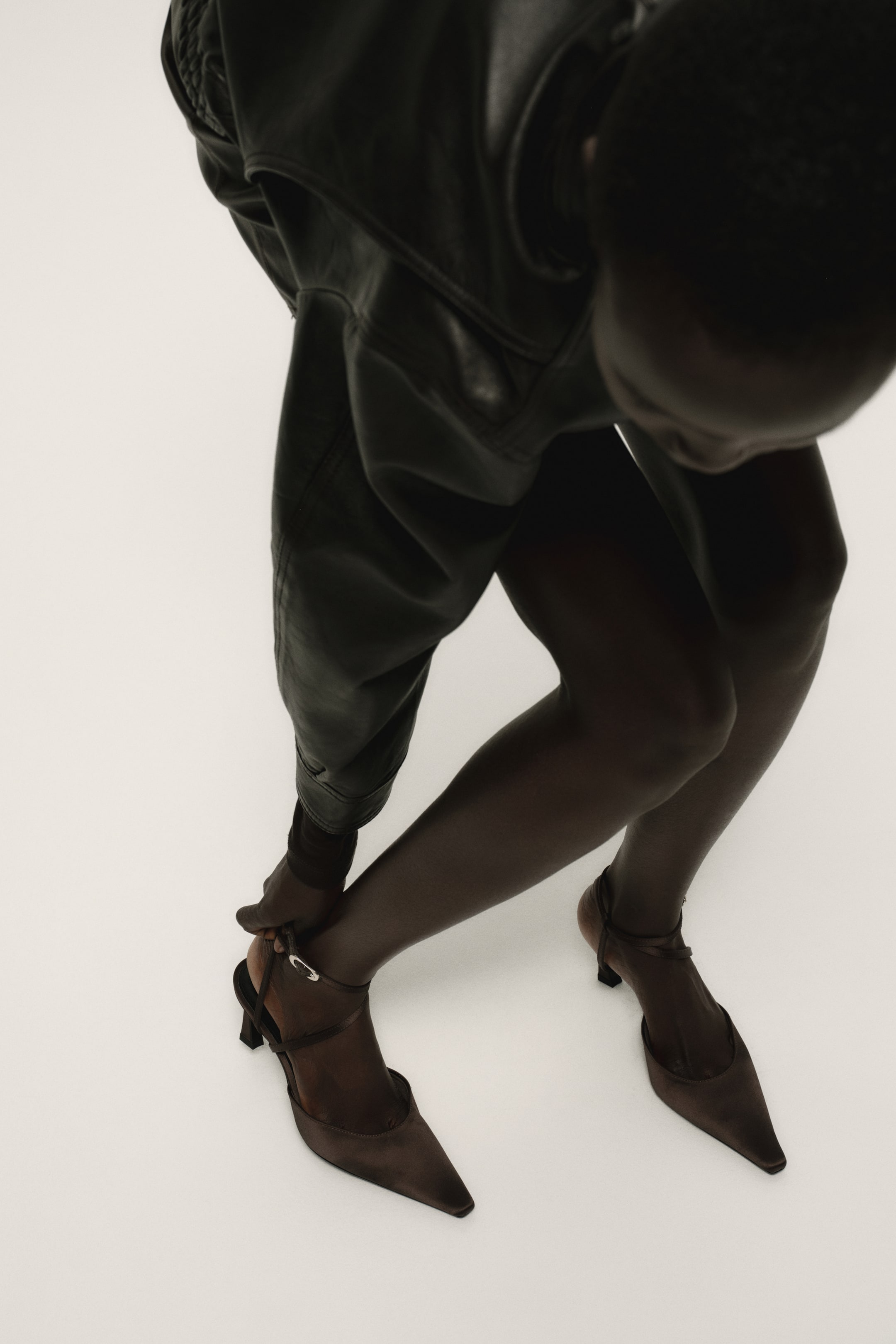 이미지 확대 보기: 포인티드 토 새틴 펌프스 - 다크 브라운 - 여성 | H&M KR 2