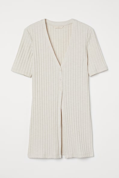 Geripptes Shirt mit Knöpfen - V-Ausschnitt - Kurzarm - Hellbeige 