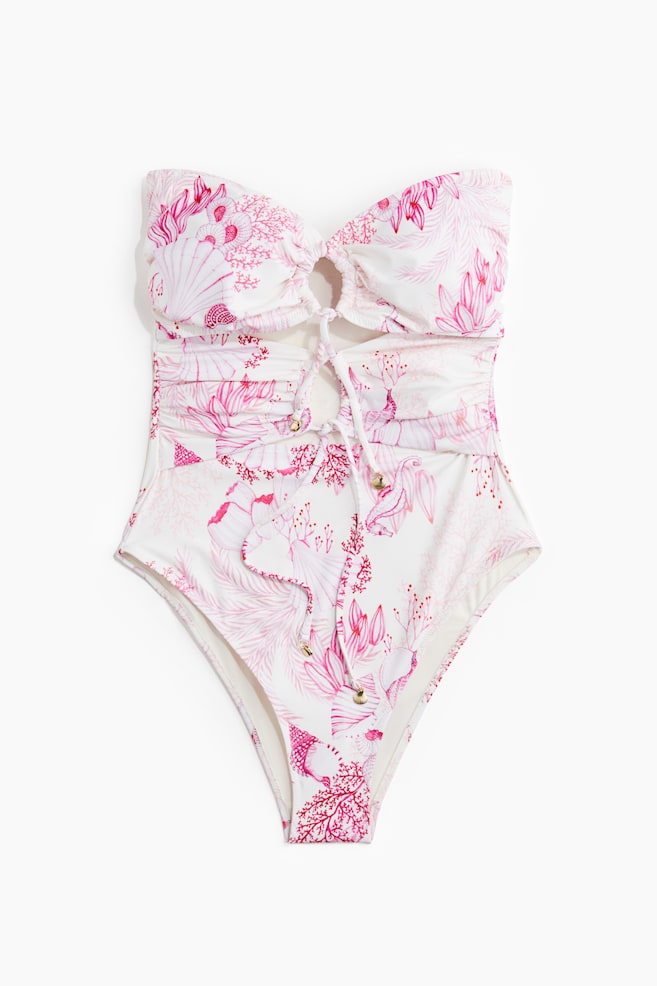 Badeanzug mit wattierten Cups und High Leg - Weiß/Rosa gemustert - 1
