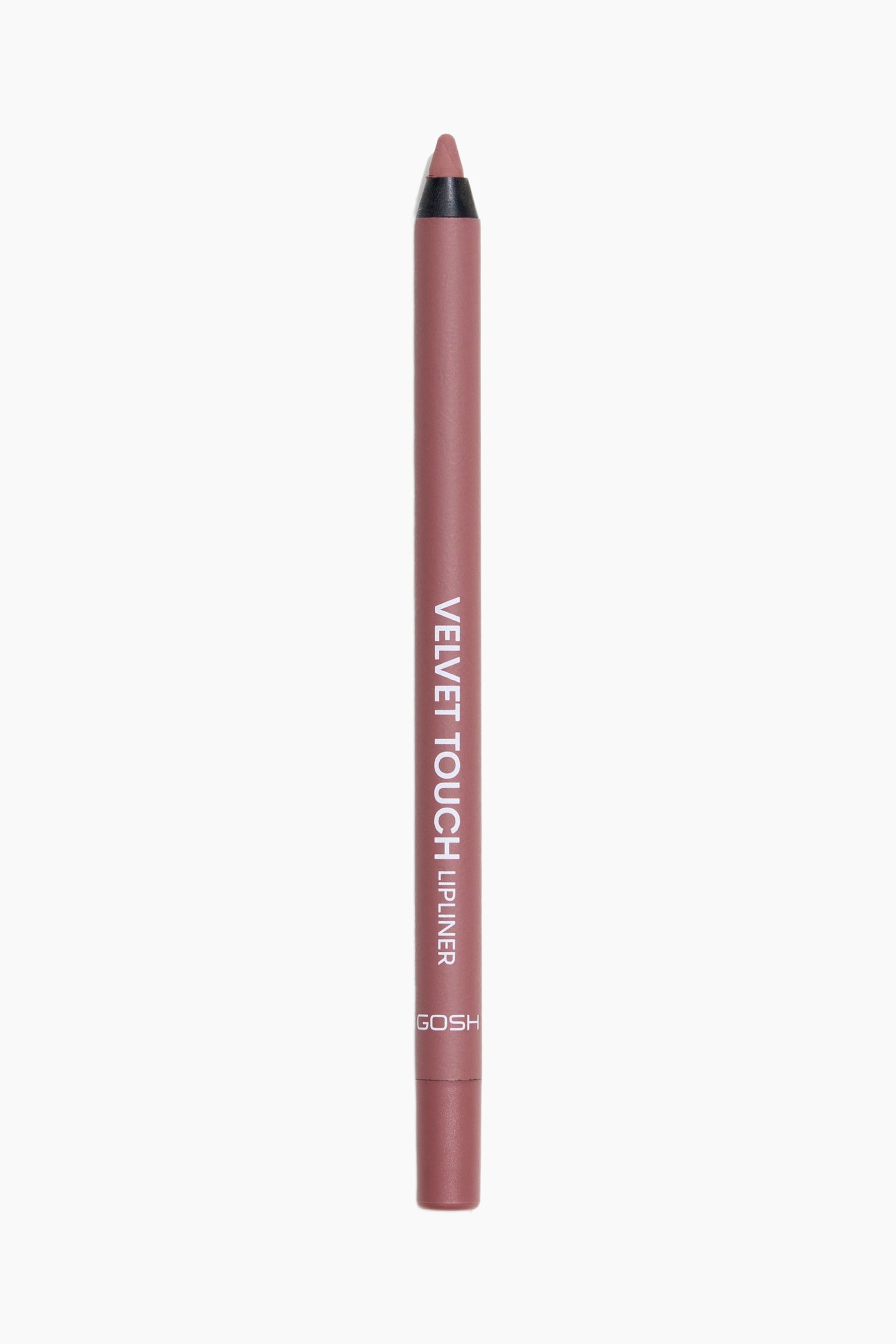 Visa större bild: En dammig rosenfärgad GOSH Velvet Touch Lip Liner-penna står upprätt och visar en matt yta på hylsan med vertikal vit varumärkestext. Pennan har en vässad, spetsig topp i en matchande dammig rosenfärgad nyans.