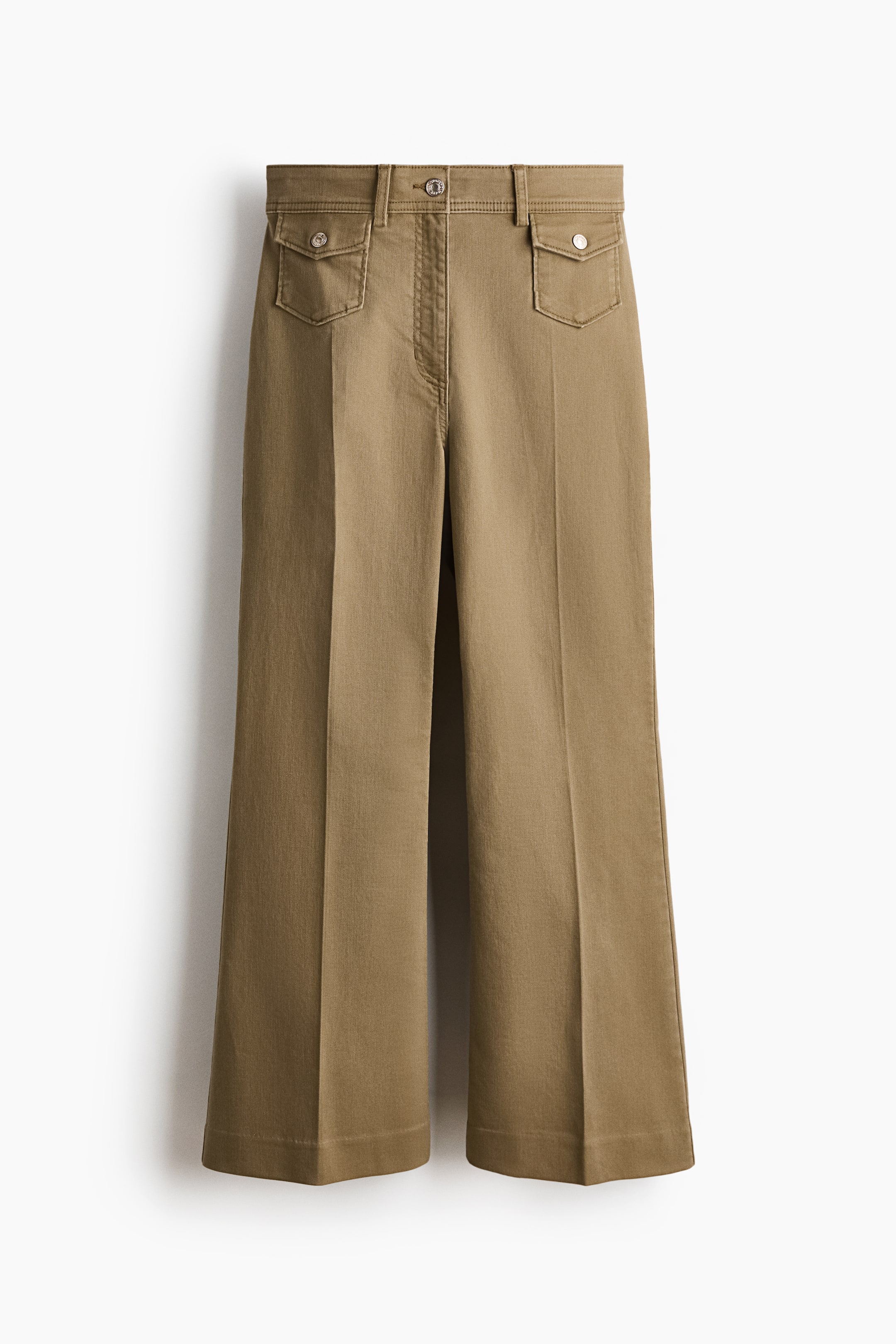 View larger image: FRONT: Seluar twill yang berpotongan kemas ini menampilkan pinggang tinggi dengan zip fly dan butang, mempamerkan poket depan berpatch dengan flap berbutang dan kaki seluar yang melebar dengan lipatan di bahagian depan.