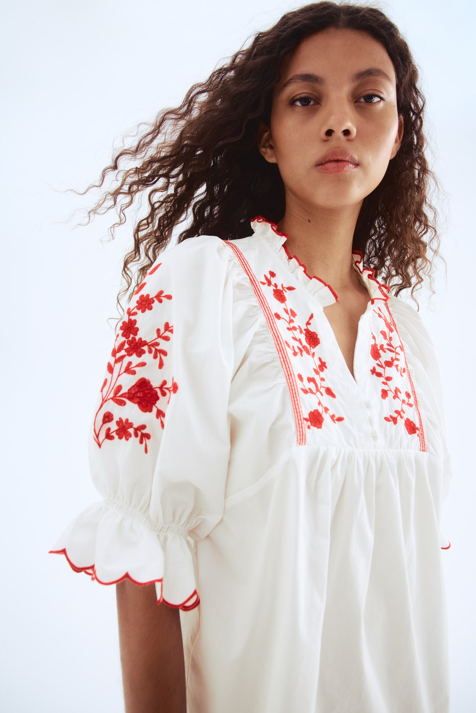 İşlemeli ve Pamuklu Bluz - Beyaz/Kırmızı çiçekli/Beyaz/Mavi çiçekli - 6