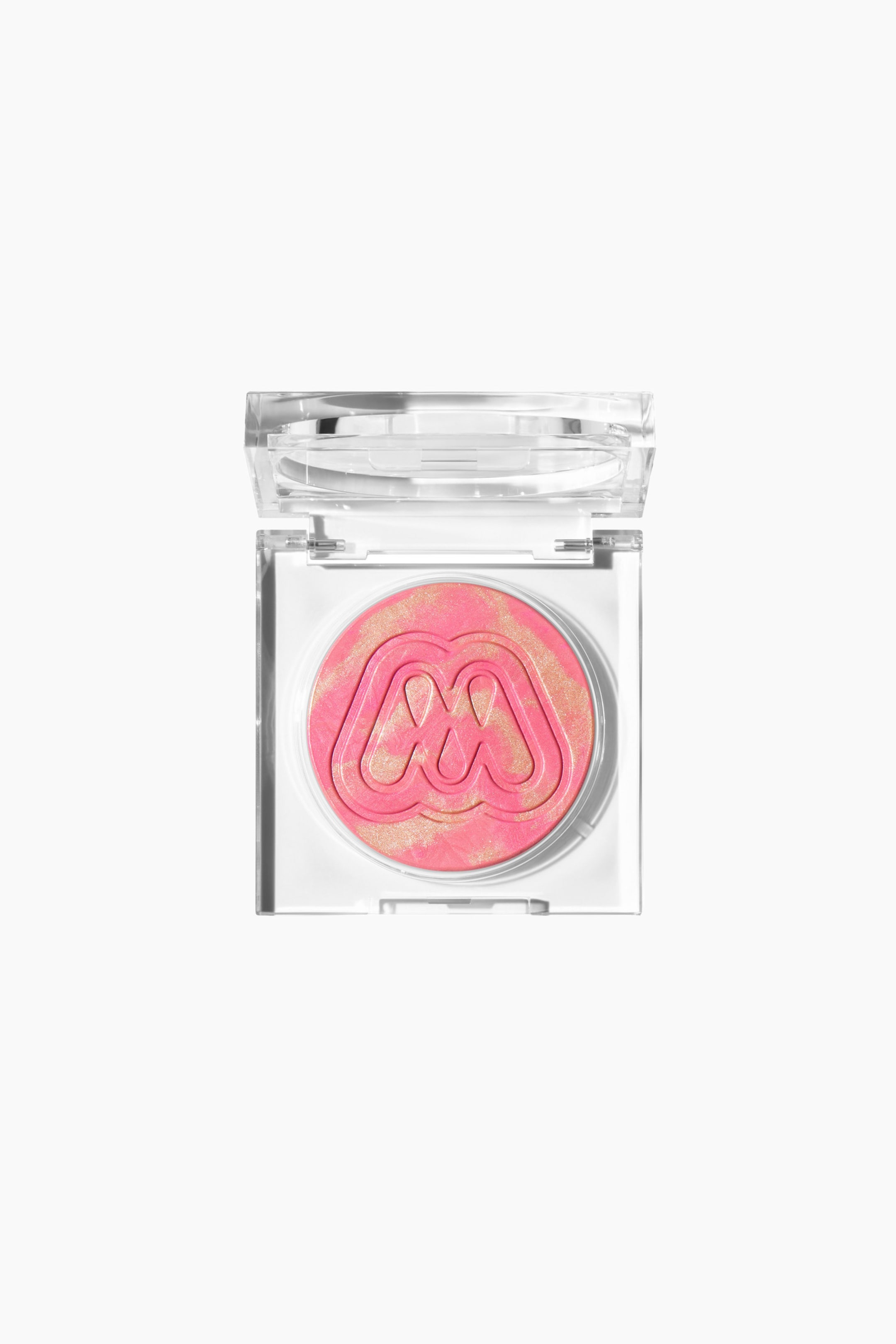 Se større billede: En makeup-kompakt præsenteres, med et klart firkantet etui med låget åbent. Indeni vises en cirkulær pande med marmoreret pink og gylden shimmer-pulver, der har et præget bølget 'M' logo på overfladen.