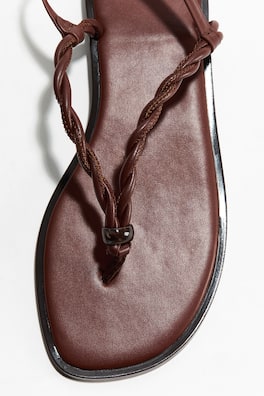 Sandaler med vriden detalj