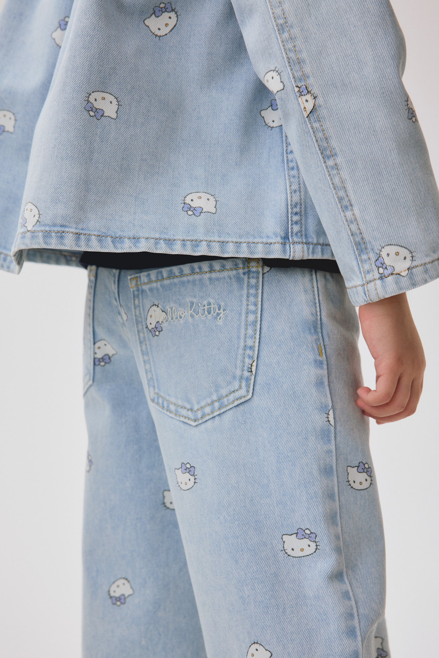 Printed Wide Leg Jeans - כחול ג'ינס חיוור/הלו קיטי/כחול ג'ינס/הלו קיטי - 6