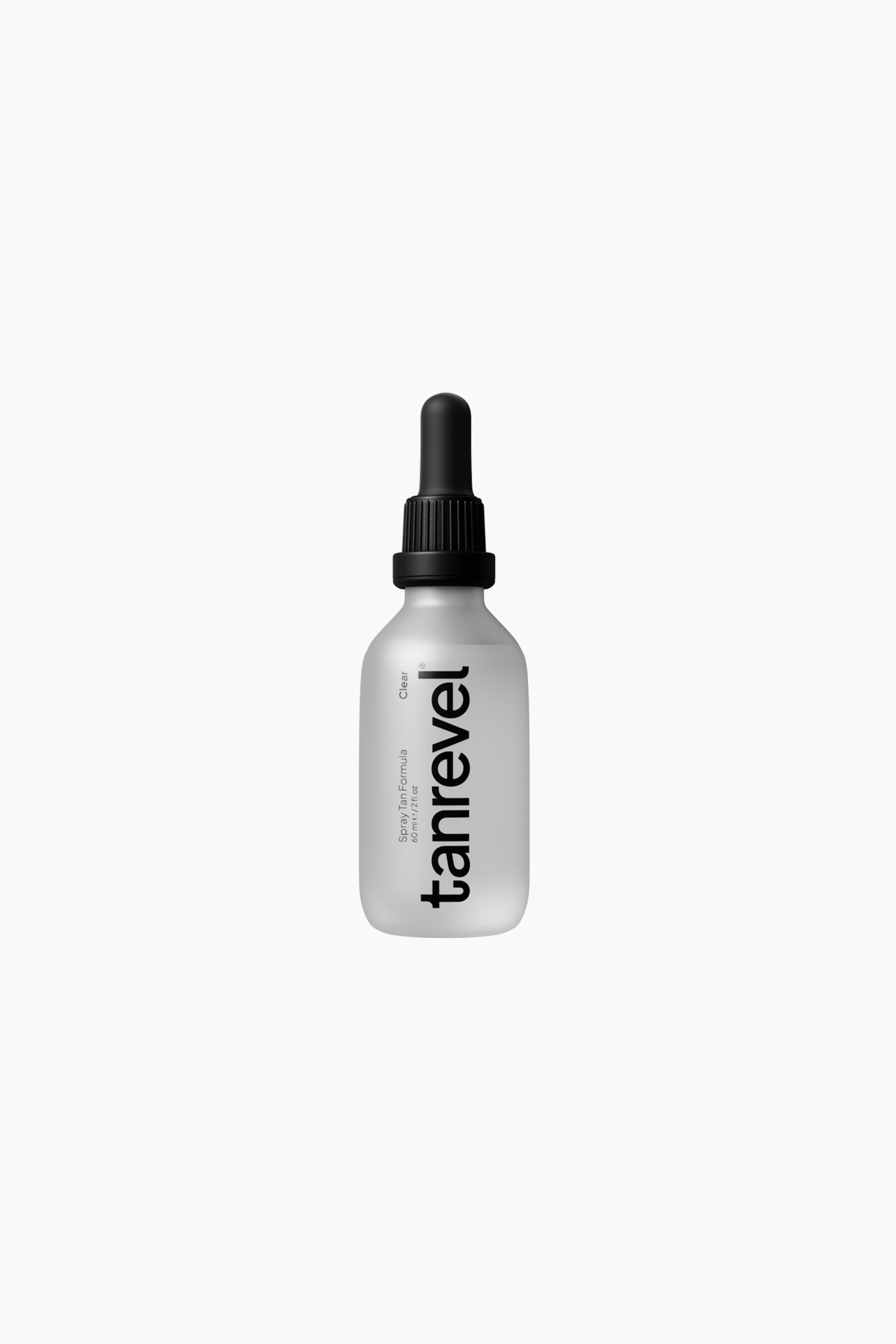 Visa större bild: Spray Tan Formula Clear visas i en frostad glasflaska med framåtvänd placering och svart droppkork. Flaskan har vertikal svart branding med texten ”tanrevel” samt mindre text som identifierar produkten som ”Spray Tan Formula” och ”Clear.”