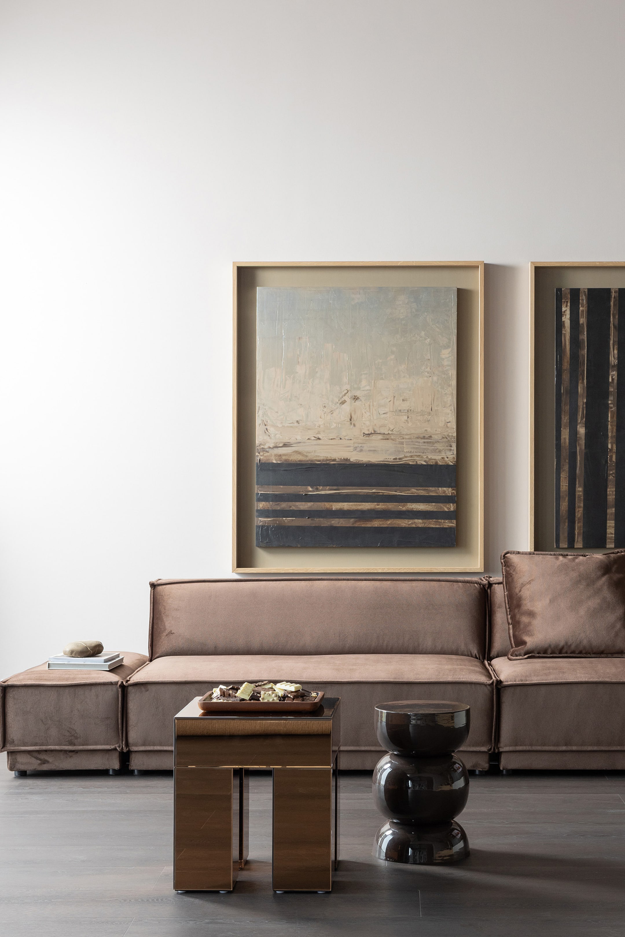 Agrandir l'image: Une peinture abstraite est encadrée dans une boîte à ombre en or clair. Sa surface texturée présente des tons bleu clair et blanc cassé en haut, transitionnant vers des bandes horizontales bleu foncé et bronze métallique en bas.