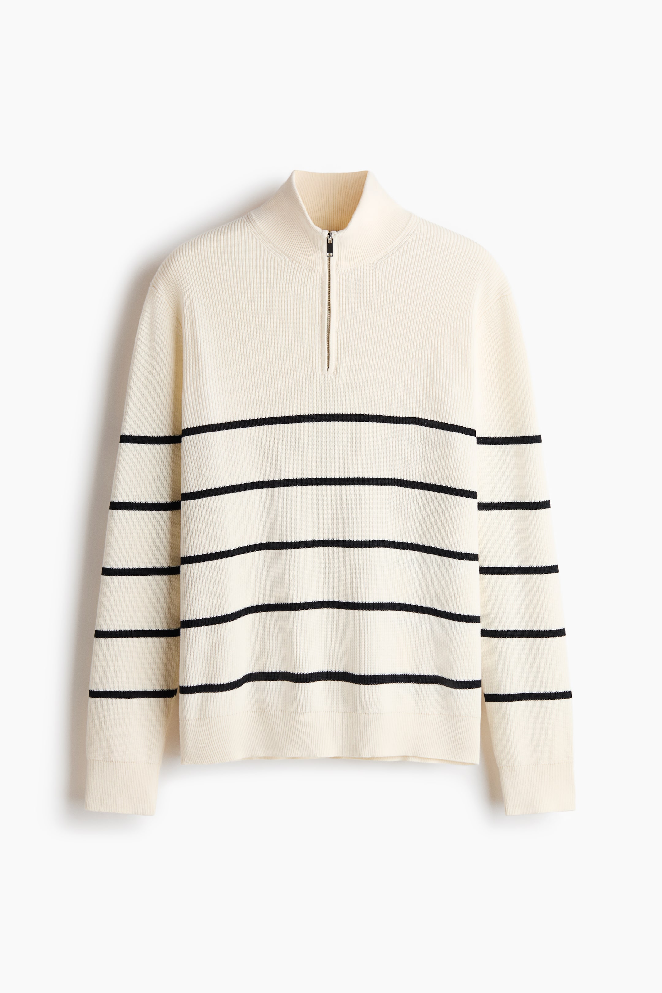 Ampliar la imagen: Un suéter de color crema está presentando su frente, con un cuello alto acanalado y una apertura corta con cierre de tono plateado en el escote. La prenda de corte regular muestra una textura de punto acanalado, con un patrón de múltiples rayas negras horizontales a lo largo del torso y las mangas largas, y termina con puños acanalados y un dobladillo recto acanalado.