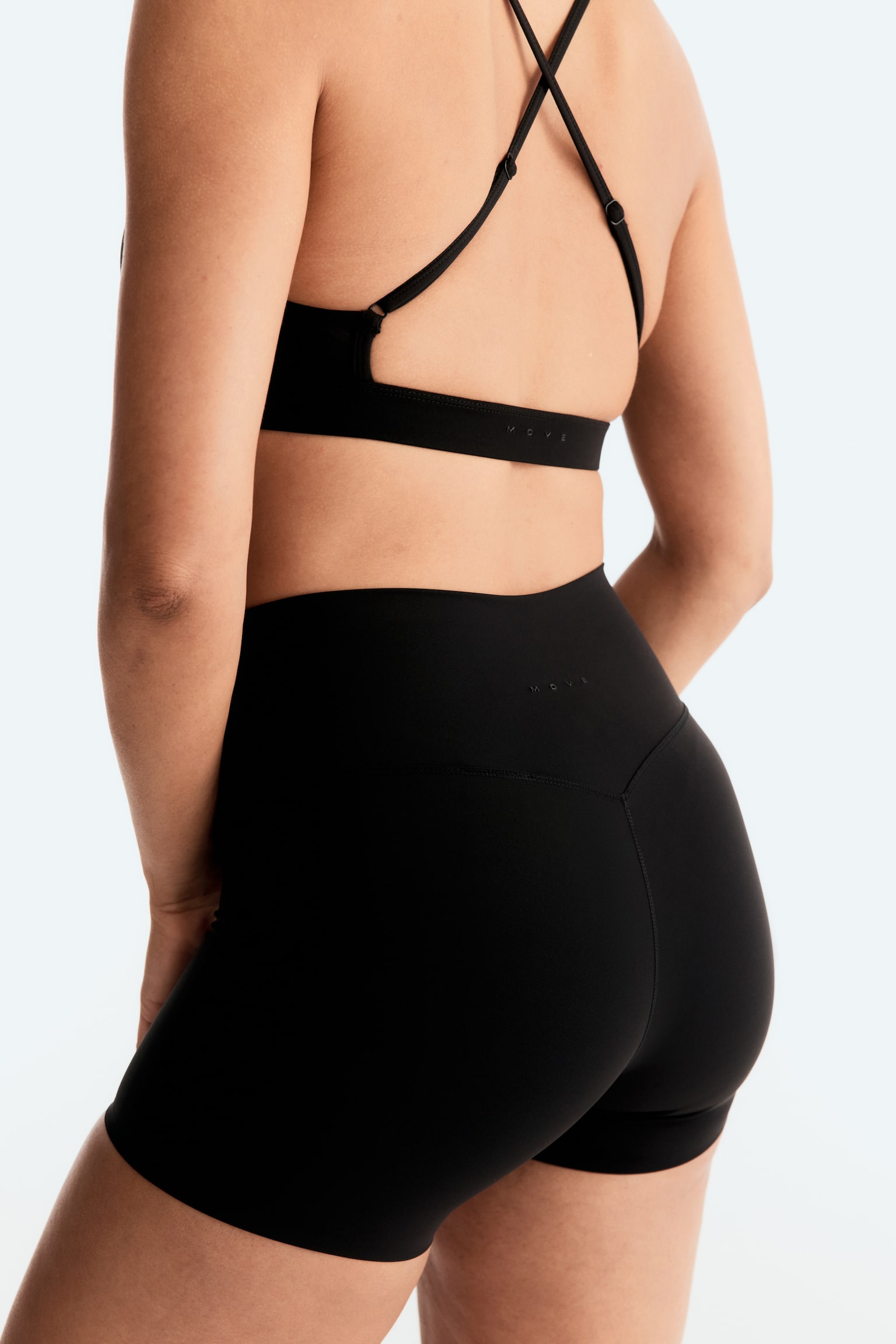 Женские брюки H&M Sports Hot Pants with SculptMove™, цвет: Чёрный — фото 4