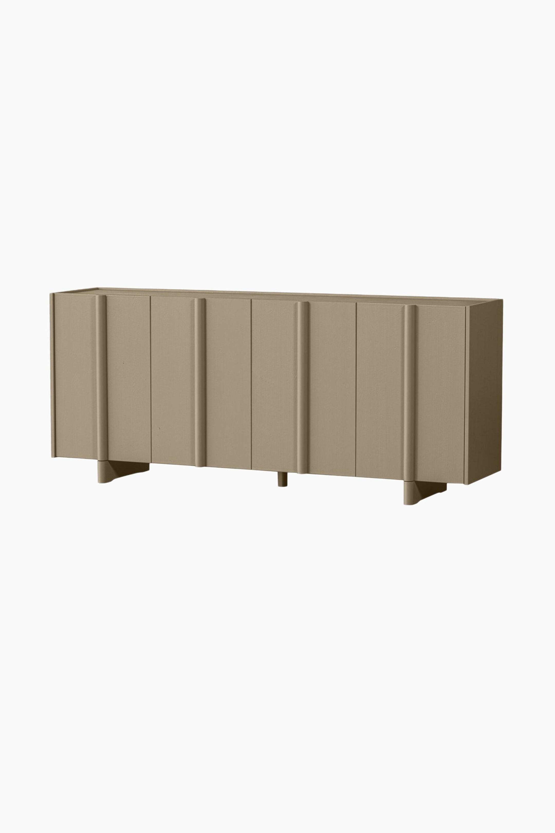 Größeres Bild ansehen: Ein hellbrauner Holzschrank steht in einer leicht schrägen Dreiviertelansicht und zeigt eine glatte Oberfläche sowie eine frontseitige Paneelgestaltung. Der Schrank verfügt über vertikale Paneele, die durch integrierte, abgerundete Holzsäulen getrennt sind, und steht auf niedrigen, blockartigen Füßen.