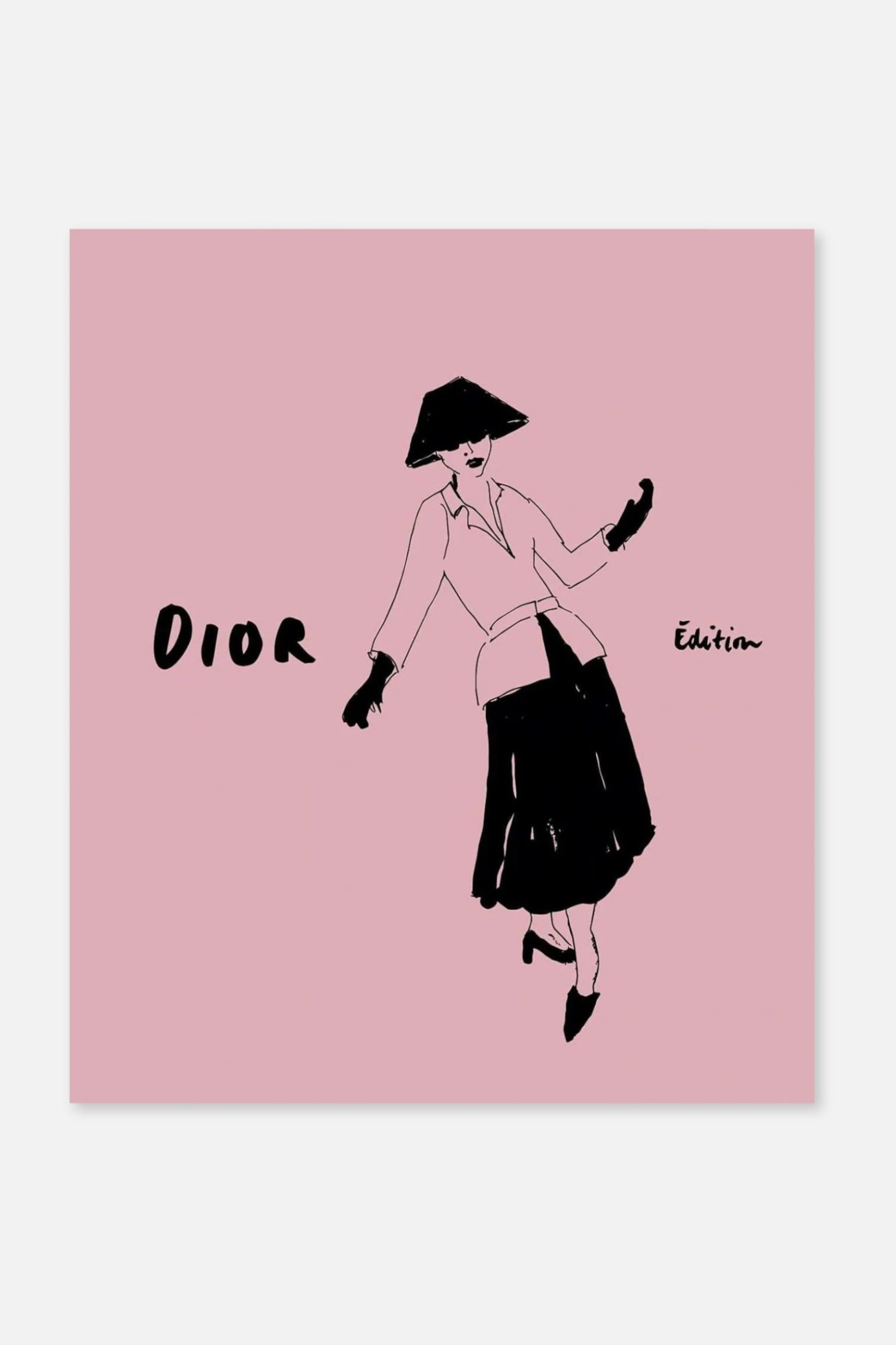 Ver imagen más grande: Un estampado cuadrado rosa presenta una ilustración de moda en tinta negra de una mujer estilizada con una silueta clásica de Dior, con sombrero de ala ancha, chaqueta ceñida con cinturón, falda amplia y guantes. El texto dibujado a mano "DIOR" aparece a la izquierda y "�dition" aparece a la derecha en letras negras.