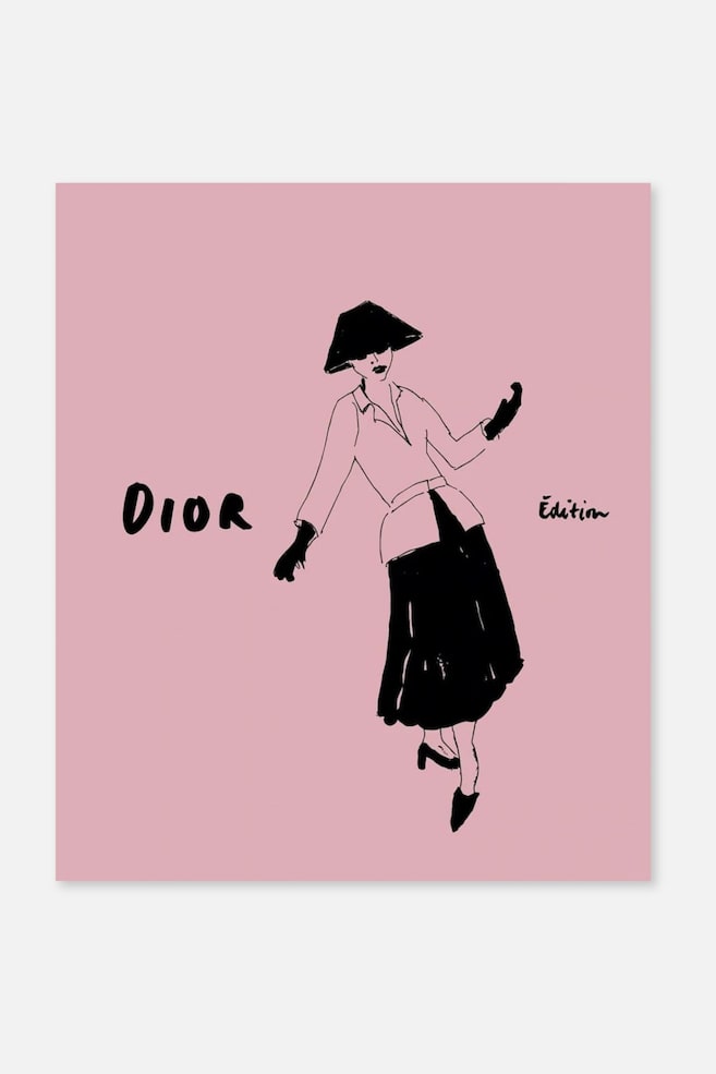 Ein quadratischer Print in Rosa zeigt eine schwarze Modeillustration einer Frau im klassischen Dior-Silhouettenstil mit breitkrempigem Hut, taillierter Jacke, weitem Rock und Handschuhen. Links ist der handgezeichnete Schriftzug „DIOR“ zu sehen, rechts steht „�dition“ in schwarzer Schrift. - 1