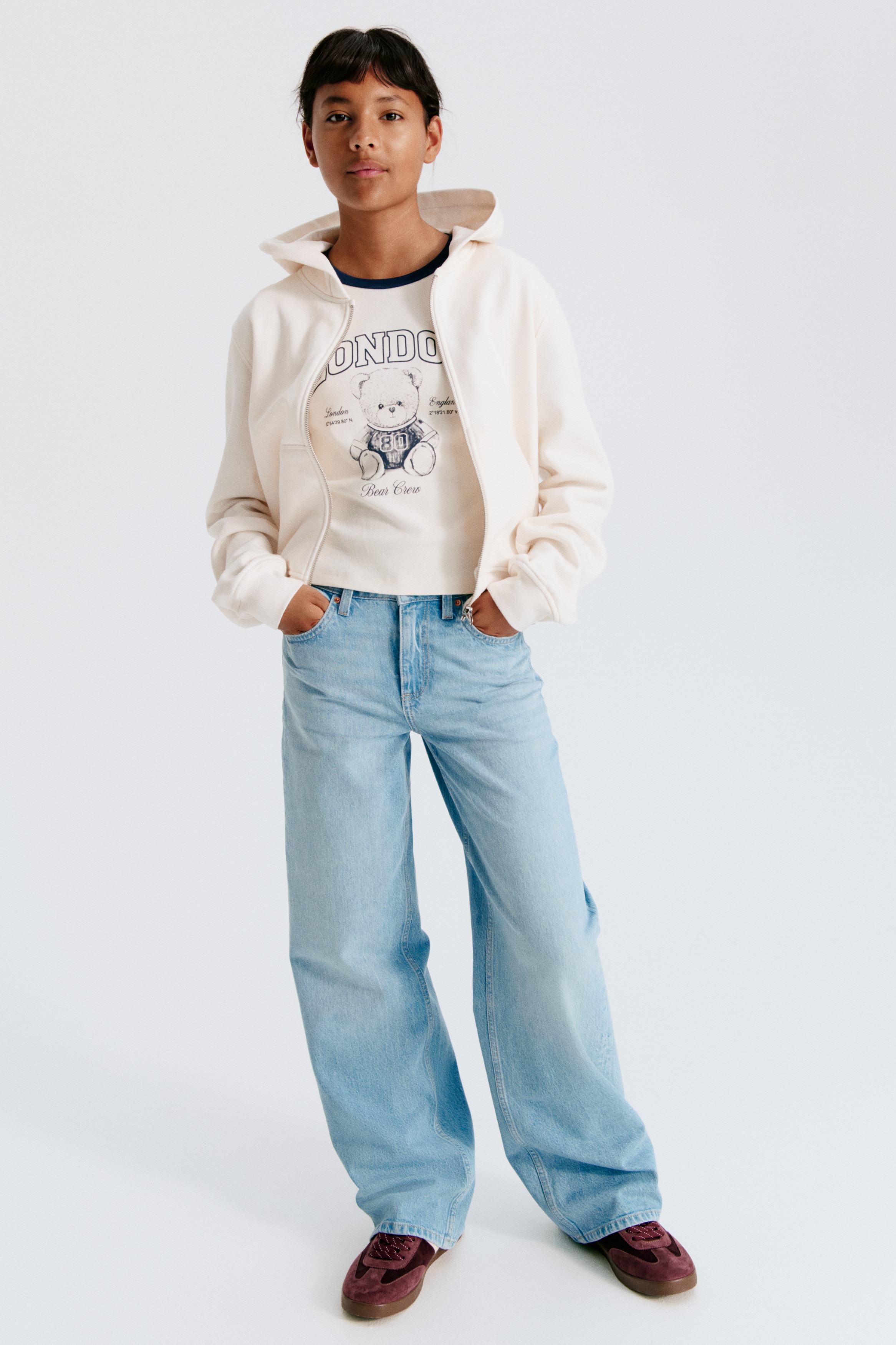 Wide Leg High JeansModel