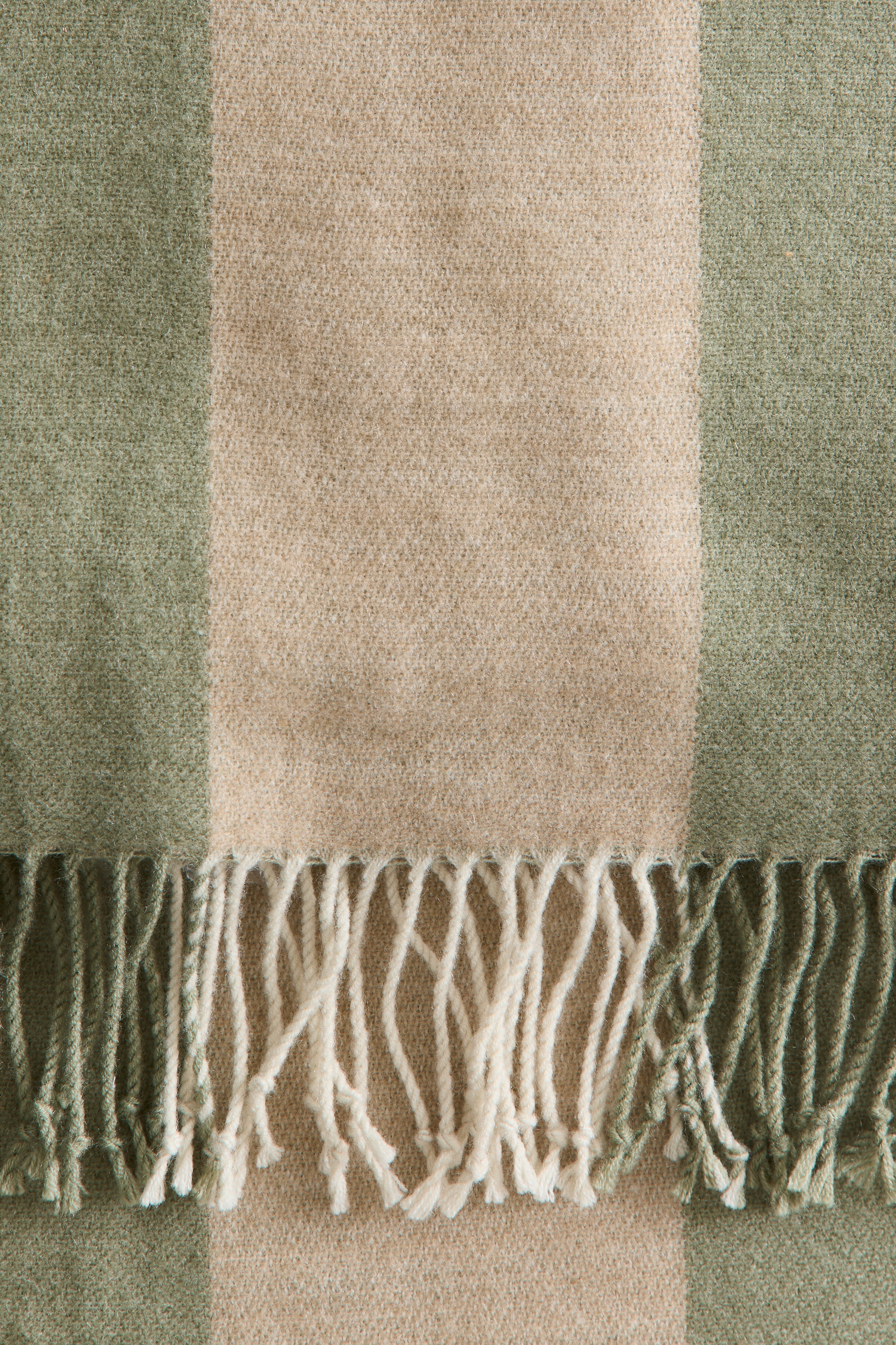 Jacquard-Weave Throw - Thumbnail 2