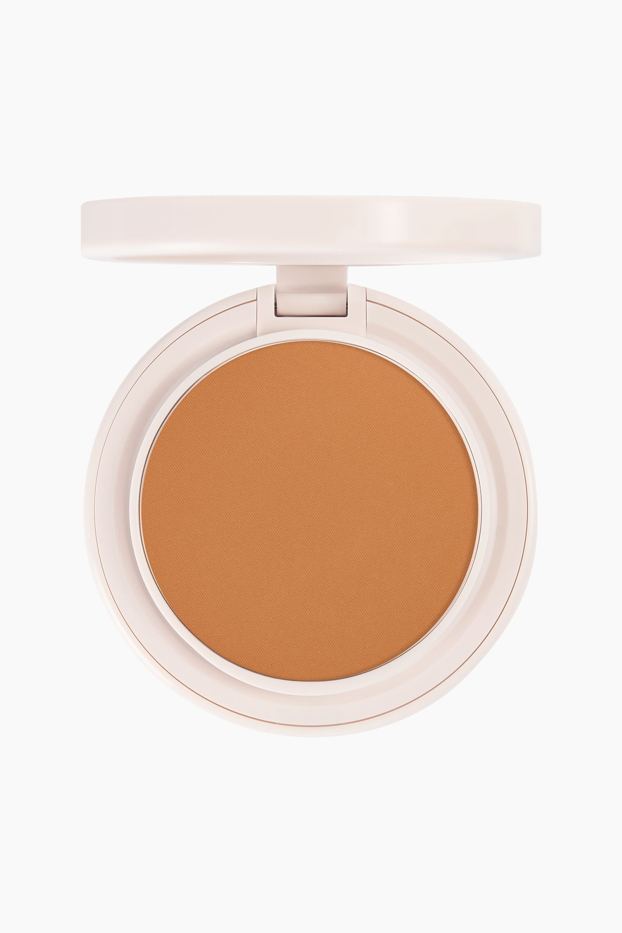 Se større billede: Natural Blur Powder Foundation præsenteres i en åben, rund, lysebeige kompakt, der vender direkte fremad. Kompakten viser en glat, medium til dyb varm tan presset pudderfoundation i en rund beholder, mens låget er slået opad.