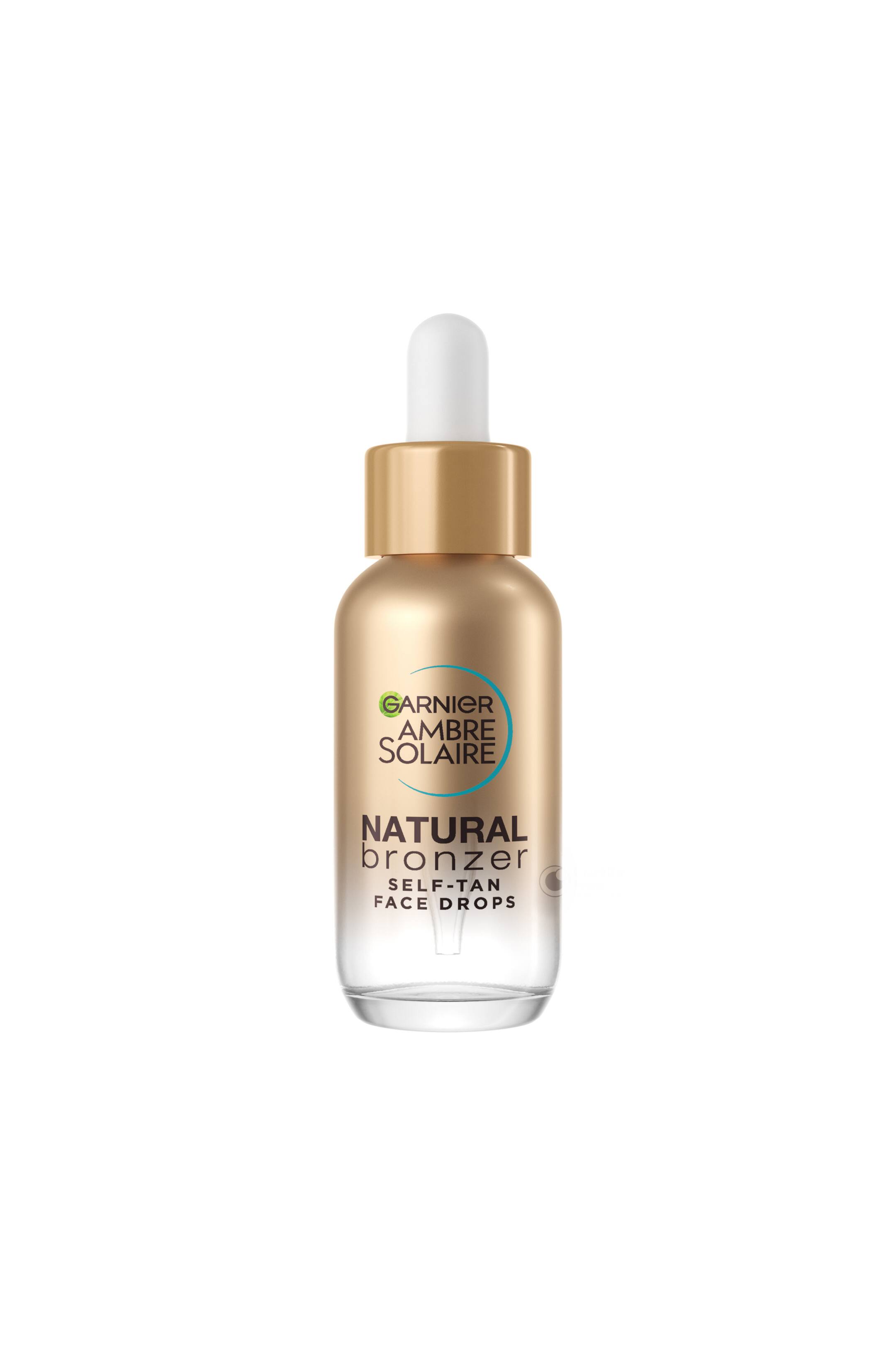 Se større billede: En flaske Garnier Ambre Solaire Natural Bronzer Self-Tan Face Drops står oprejst og vender direkte fremad. Glasflasken har en metallisk guldgradient, der glider over i klart ved bunden, og viser brand- og produktnavnet på forsiden. Den er afsluttet med en metallisk guldfarvet hals og en hvid gummipipetteballon.