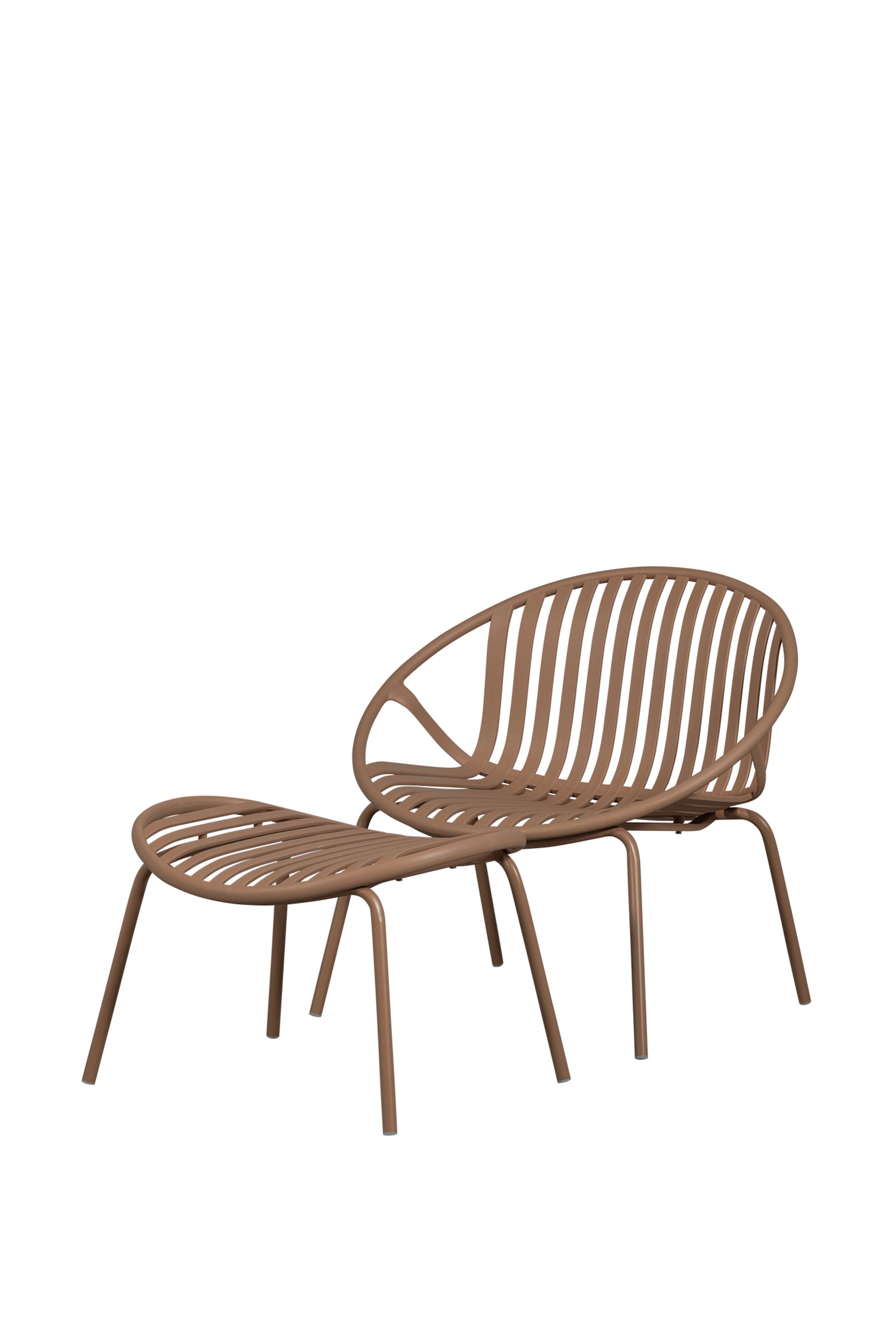 Größeres Bild anzeigen: Ein bronzefarbener Lattenstuhl und ein passender Hocker werden ausgestellt, nach links geneigt, um ihre vollständige Struktur zu präsentieren. Der Stuhl zeichnet sich durch eine abgerundete, muschelartige Rückenlehne und Sitzfläche aus, die beide aus vertikalen Latten geformt sind, und steht auf vier schlanken, röhrenförmigen Beinen. Der dazu passende Hocker, ebenfalls mit einer Lattenoberfläche, ist direkt vor dem Stuhl positioniert und wird von ähnlichen Beinen gestützt.