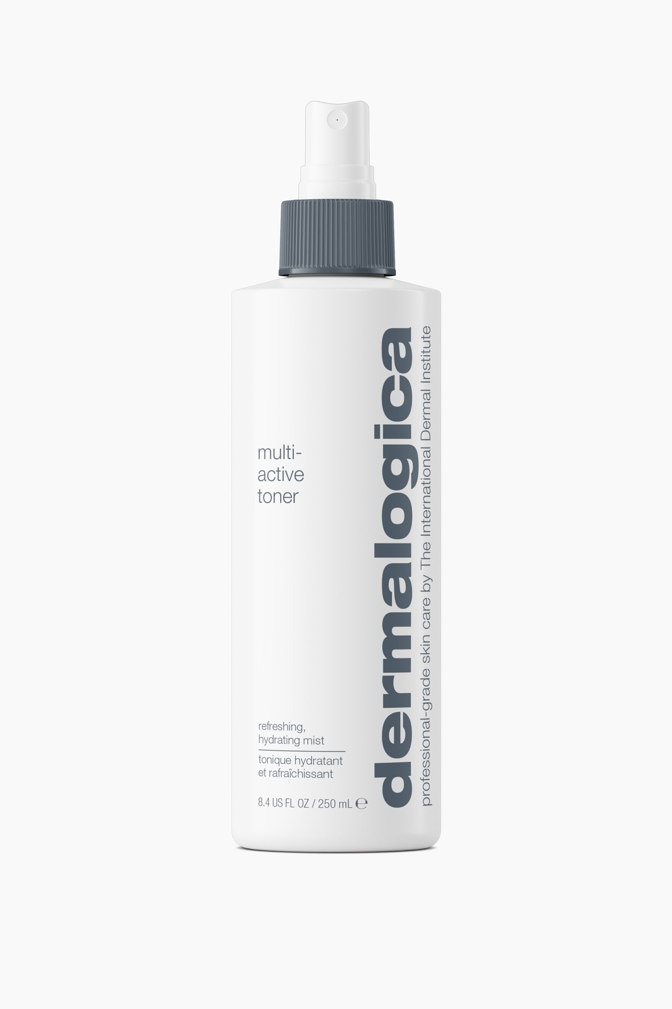 Visa större bild: En vit cylindrisk flaska med Dermalogica Multi-Active Toner står upprätt och har en mörkgrå räfflad krage samt ett vitt spraymunstycke. Flaskan är vänd mot kameran och visar vertikal grå varumärkesprofilering samt text som identifierar den som en uppfriskande, återfuktande mist.