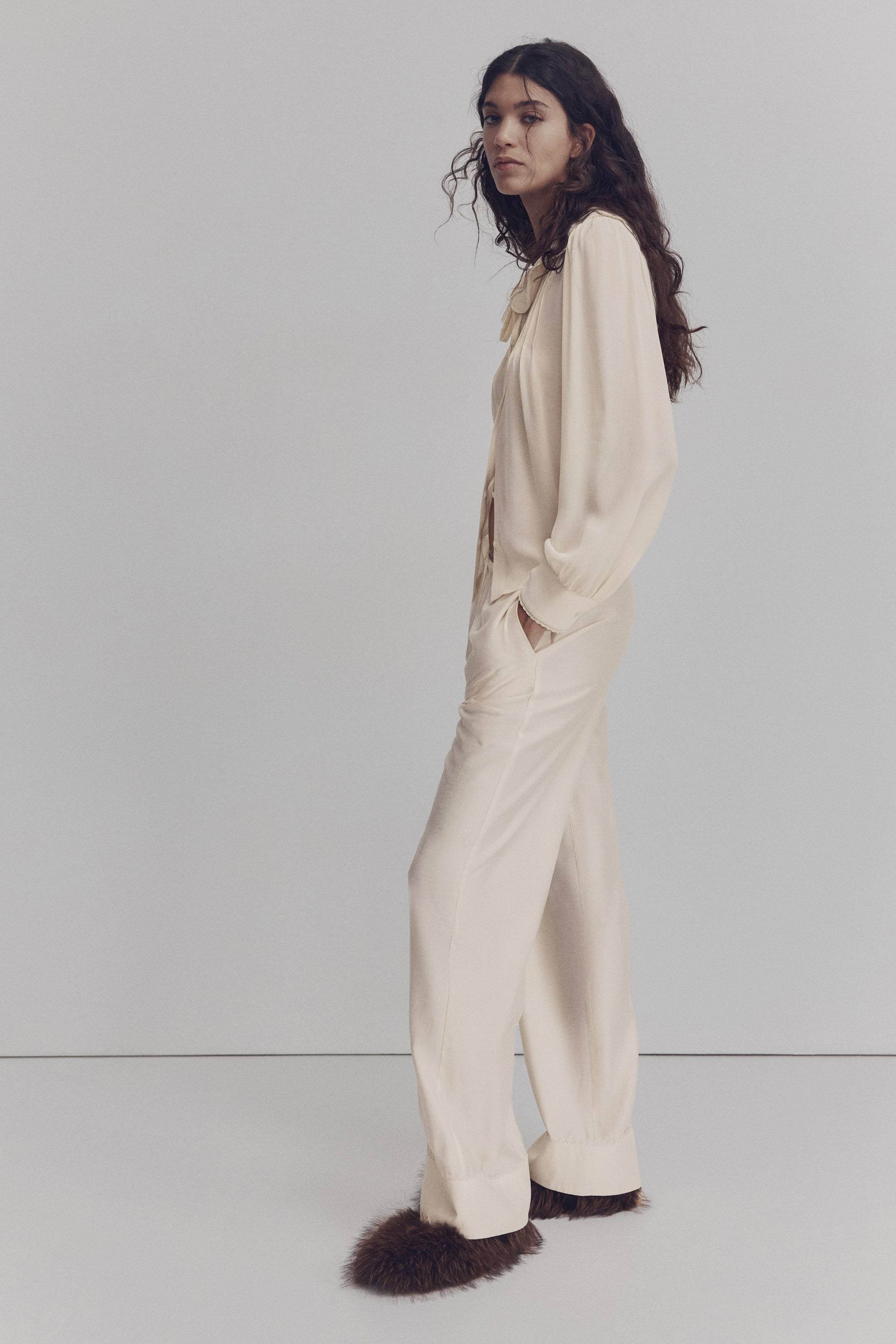 View larger image: Drawstring trousers - Cream - Ladies | H&M IE 3