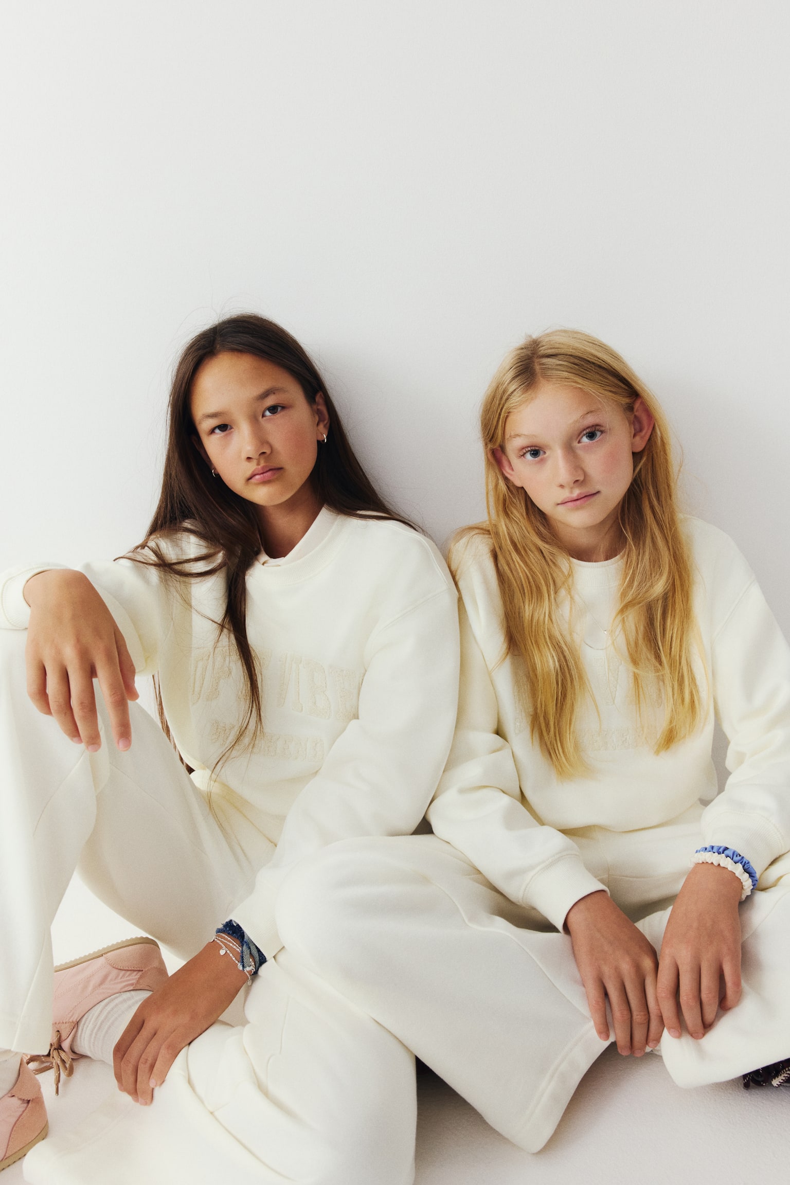 Детские толстовки H&M Oversized Sweatshirt with Motif, цвет: Кремовый — фото 4