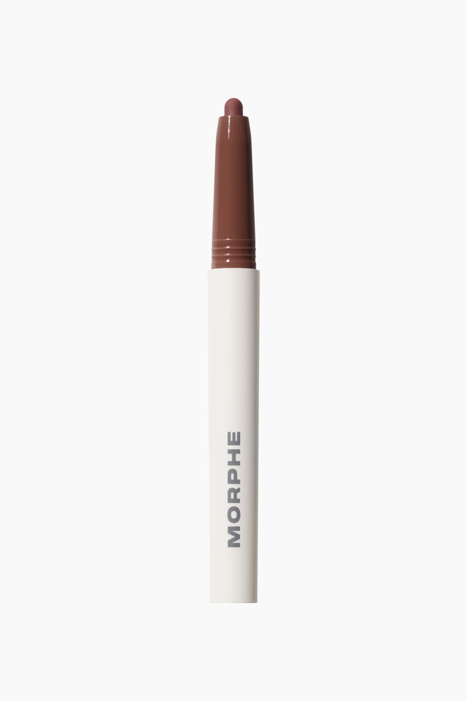 Sculptwear Signature Lip Pencil stÃ¥r upprÃ¤tt och visar upp en matt vit cylindrisk hylsa med varumÃ¤rket "MORPHE" tryckt lodrÃ¤tt i grÃ¥tt. En blank, avsmalnande brun krage hÃ¥ller en synlig, rundad mauvbrun produkttipp hÃ¶gst upp.