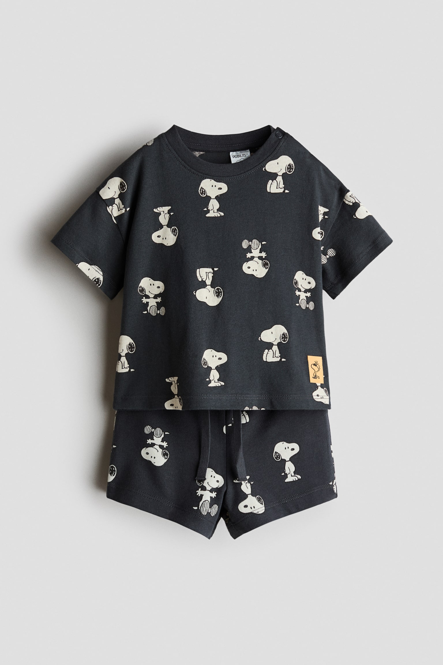 2-delt sæt med tryk - Mørkegrå/Nuser/Lysegrå/Batman/Beige/Mickey Mouse/Turkis/Mickey Mouse/Beige/Løvernes Konge/Lyseblå/Bluey/Hvid/Mickey Mouse/Lysegrå/Mickey Mouse/Beige/Biler/Hvid/Mickey Mouse/Mintgrøn/Løvernes konge/Lysegrøn/Nuser