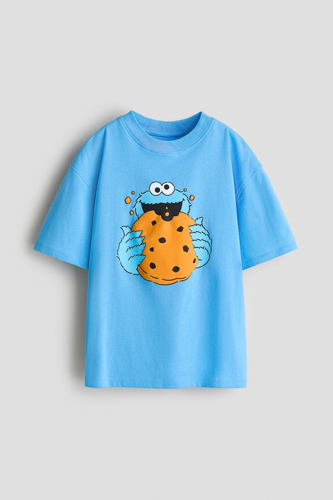 Playera oversized con diseño - Azul/Sesame Street/Rojo/Cars/Gris jaspeado/Comics de Marvel/Marfil/UEFA Champions League®/Azul pálido/Mickey Mouse/Gris jaspeado/Minecraft/Turquesa tenue/Pokémon/Blanco/Pokémon/Verde claro/Minions/Gris/Sonic the Hedgehog/Turquesa claro/Hot Wheels/Verde tenue claro/Minecraft/Gris oscuro/Lilo & Stitch/Beige/Snoopy/Azul intenso/Hot Wheels/Gris oscuro/Toy Story/Blanco/Pokémon/Rojo/Coches/Blanco/Mickey Mouse/Gris/Sonic the Hedgehog/Verde/Minecraft/Rojo/Snoopy/Gris jaspeado/Batwheels/Crema/Sesame Street - 1