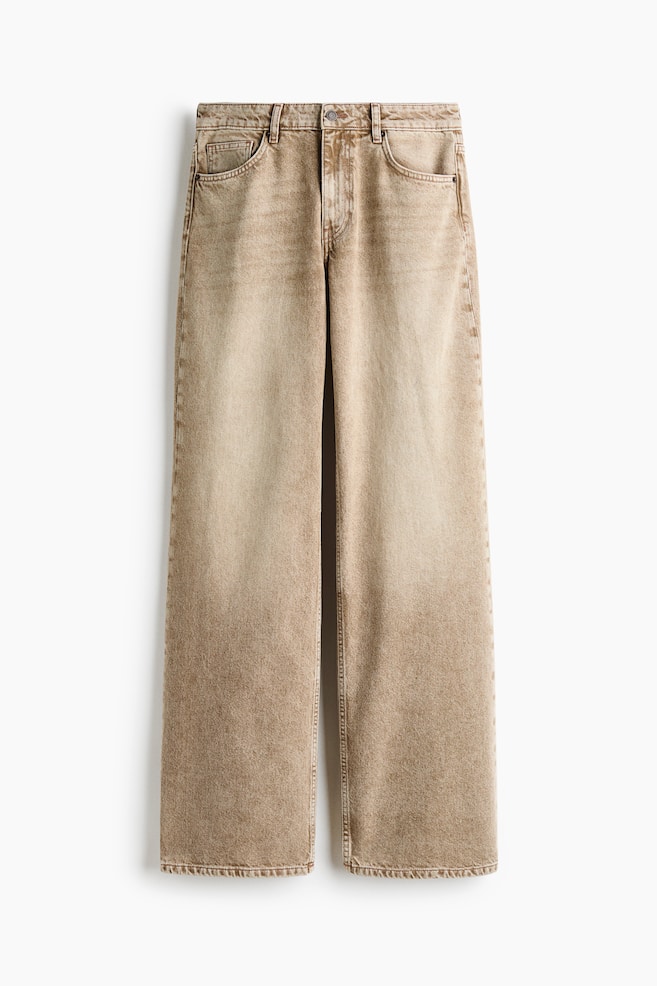 Estes jeans de perna larga em ganga castanha desbotada com efeito sand wash são apresentados de frente, com um design clássico de cinco bolsos, presilhas para cinto e fecho com botão metálico. Os jeans estão pendurados de forma direita, destacando um corte descontraÃdo e bainhas de corte reto. - 1