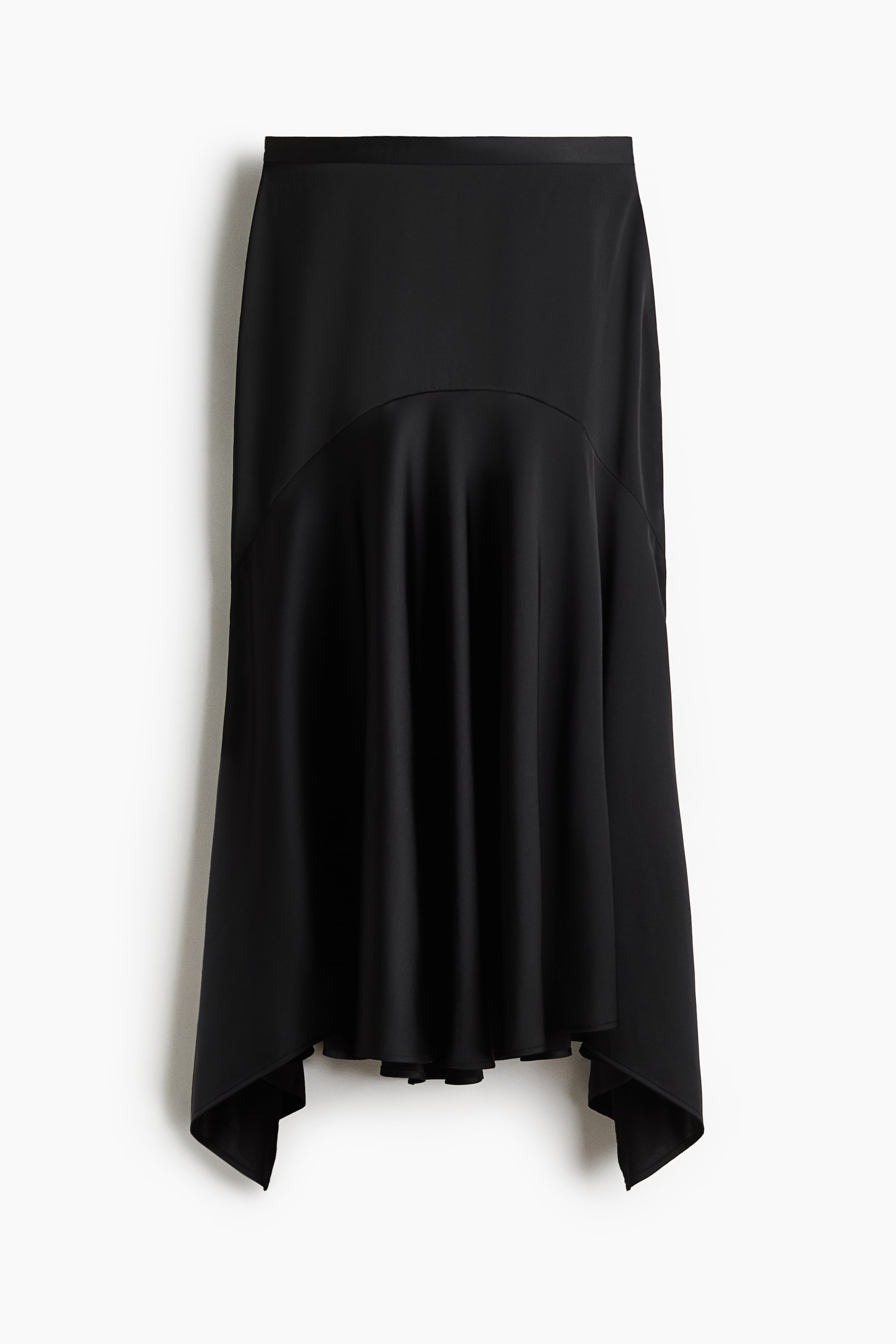 הצגת תמונה גדולה יותר: חצאית שחורה מוצגת מלפנים, עם חגורת מותן שטוחה, פאנל עליון חלק וצמוד, ותפר מעוקל שמוביל לחלק תחתון זורם ונופל עם שוליים אסימטריים.