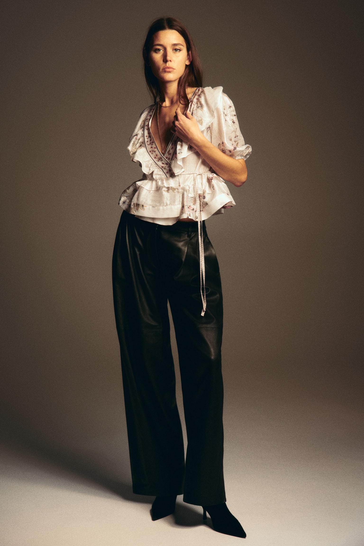 Top z domieszką lnu i baskinką - Biały/Kwiaty - 2