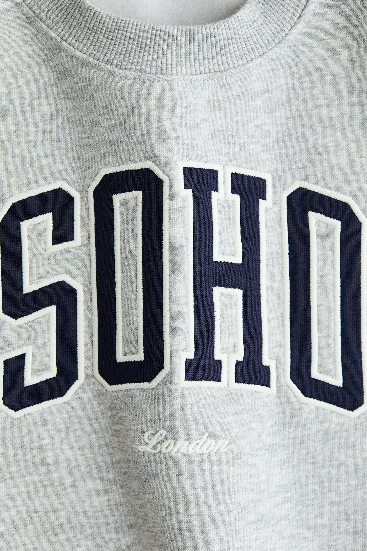 Utsmyckad sweatshirt - Ljusgråmelerad/SoHo/Ljusgråmelerad/Rosetter/Tvättad svart/Röd/Rosetter/Rosa/Körsbär/Mörkgrå/Strass - 2