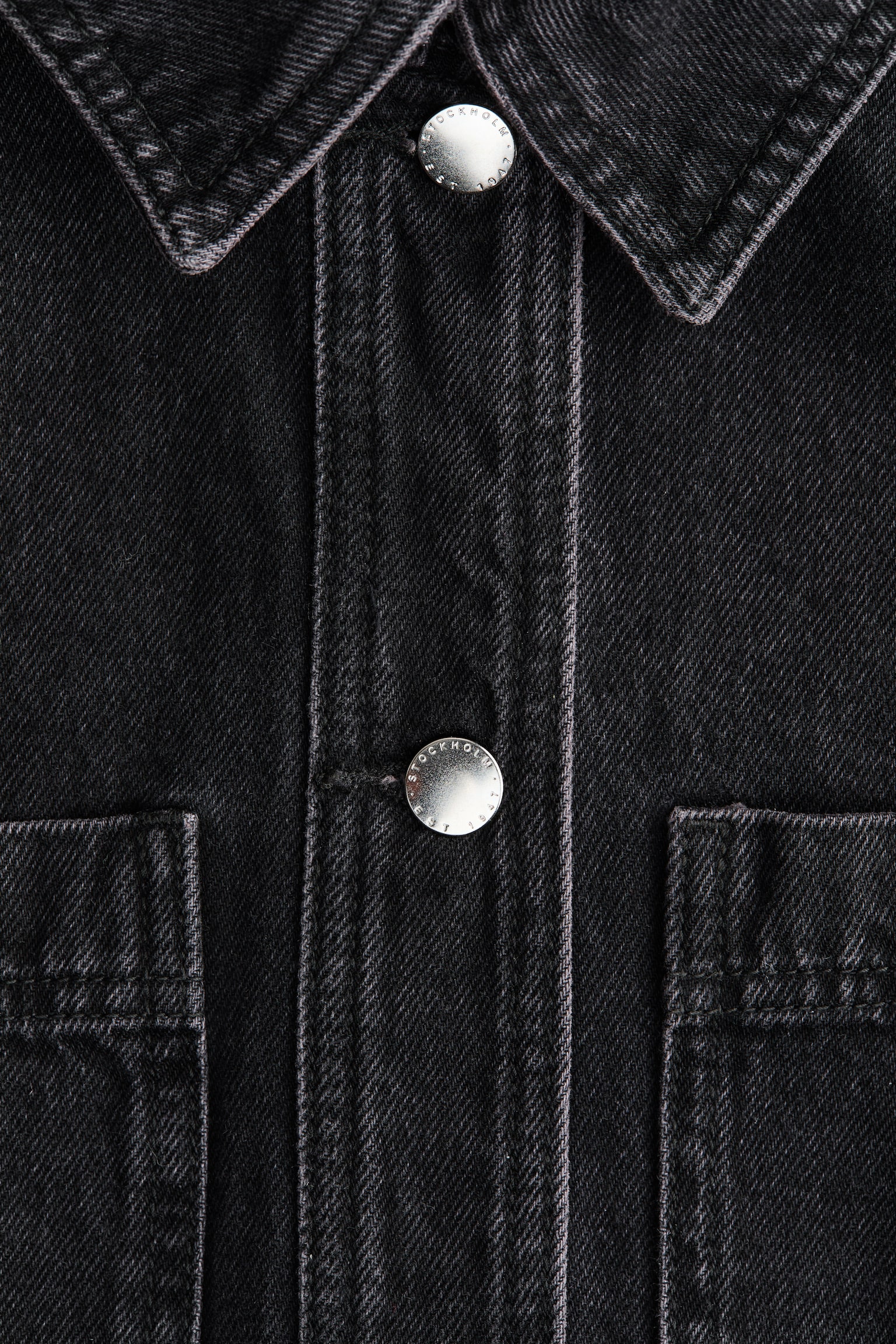 Женская рубашка H&M Cotton Denim Overshirt, цвет: Джинсовый чёрный — фото 7