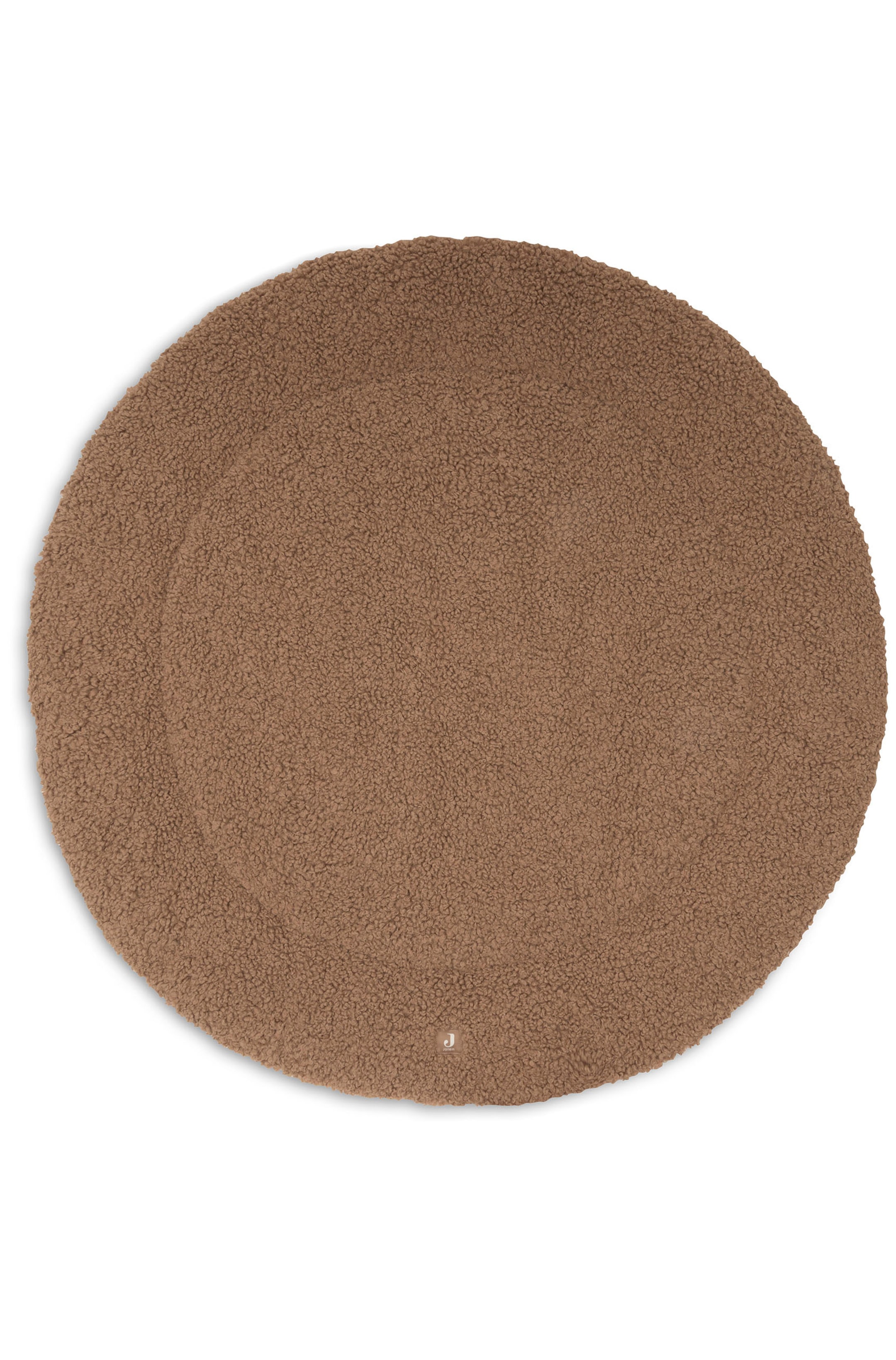 Größeres Bild ansehen: Eine runde braune Matte wird aus der Draufsicht gezeigt und präsentiert eine strukturierte, lockige Sherpa-Oberfläche. Das Design umfasst einen erhöhten Außenrand, der durch eine konzentrische, kreisförmige Naht definiert ist, sowie ein kleines quadratisches Logo-Tag nahe der unteren Kante.