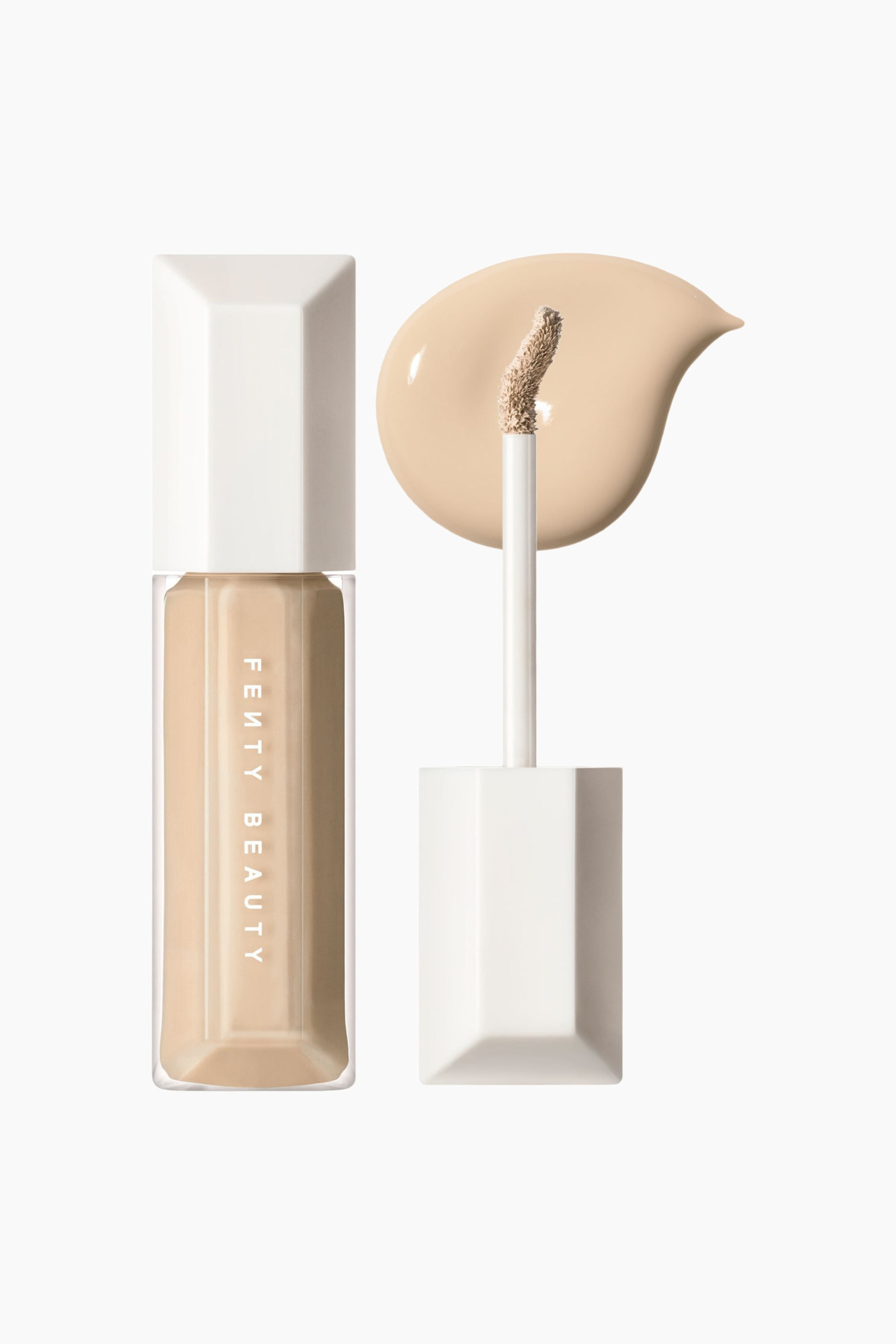 Visa större bild: We're Even Hydrating Longwear Concealer visas som en genomskinlig, facetterad rektangulär flaska fylld med en ljusbeige flytande formula och med ett vitt geometriskt lock. Intill flaskan står applicatorpinnen upprätt och visar sin böjda doe-foot-spets täckt av produkt, placerad framför ett slätt, droppformat svep av den matchande concealern.