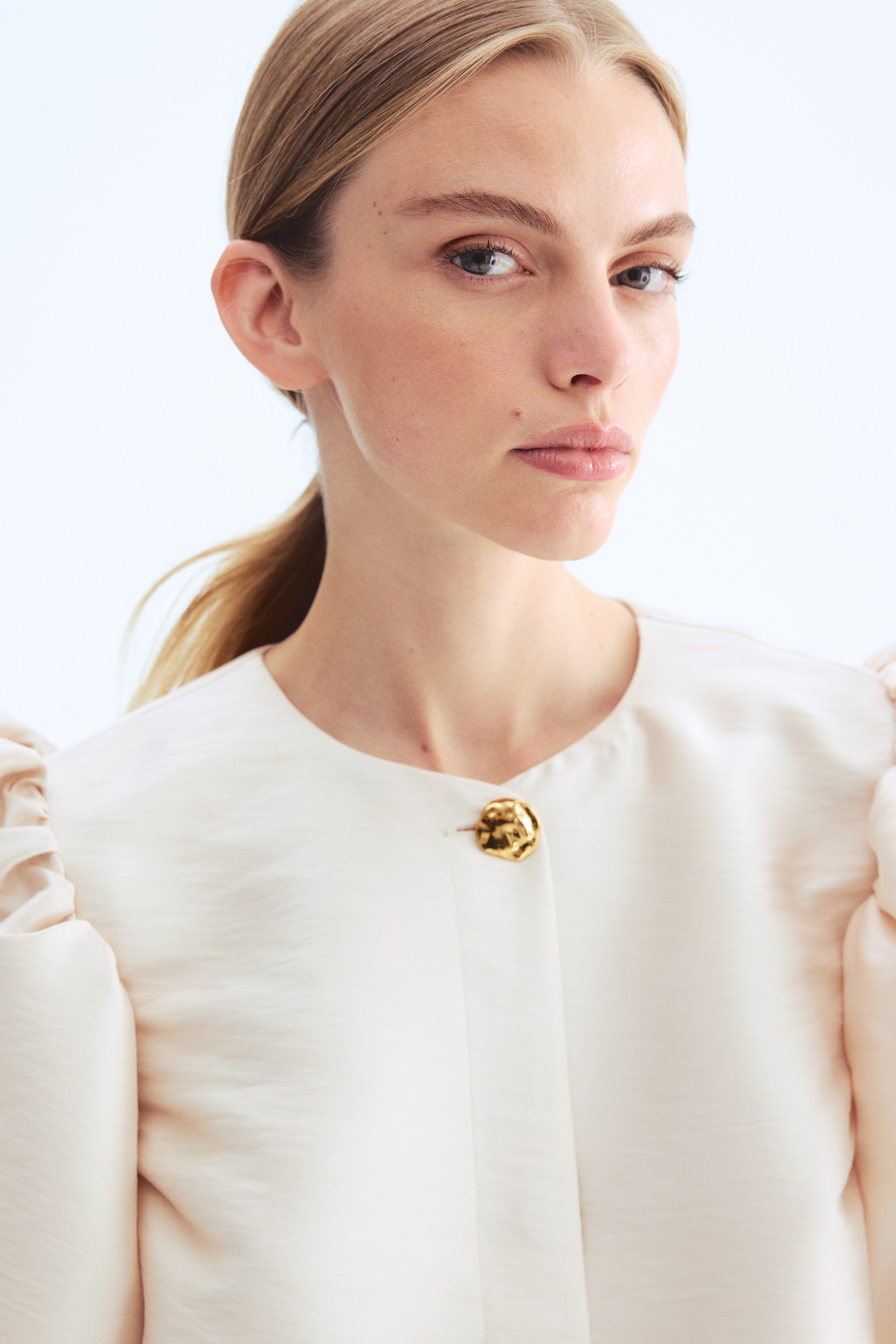 Balloon-sleeved blouse