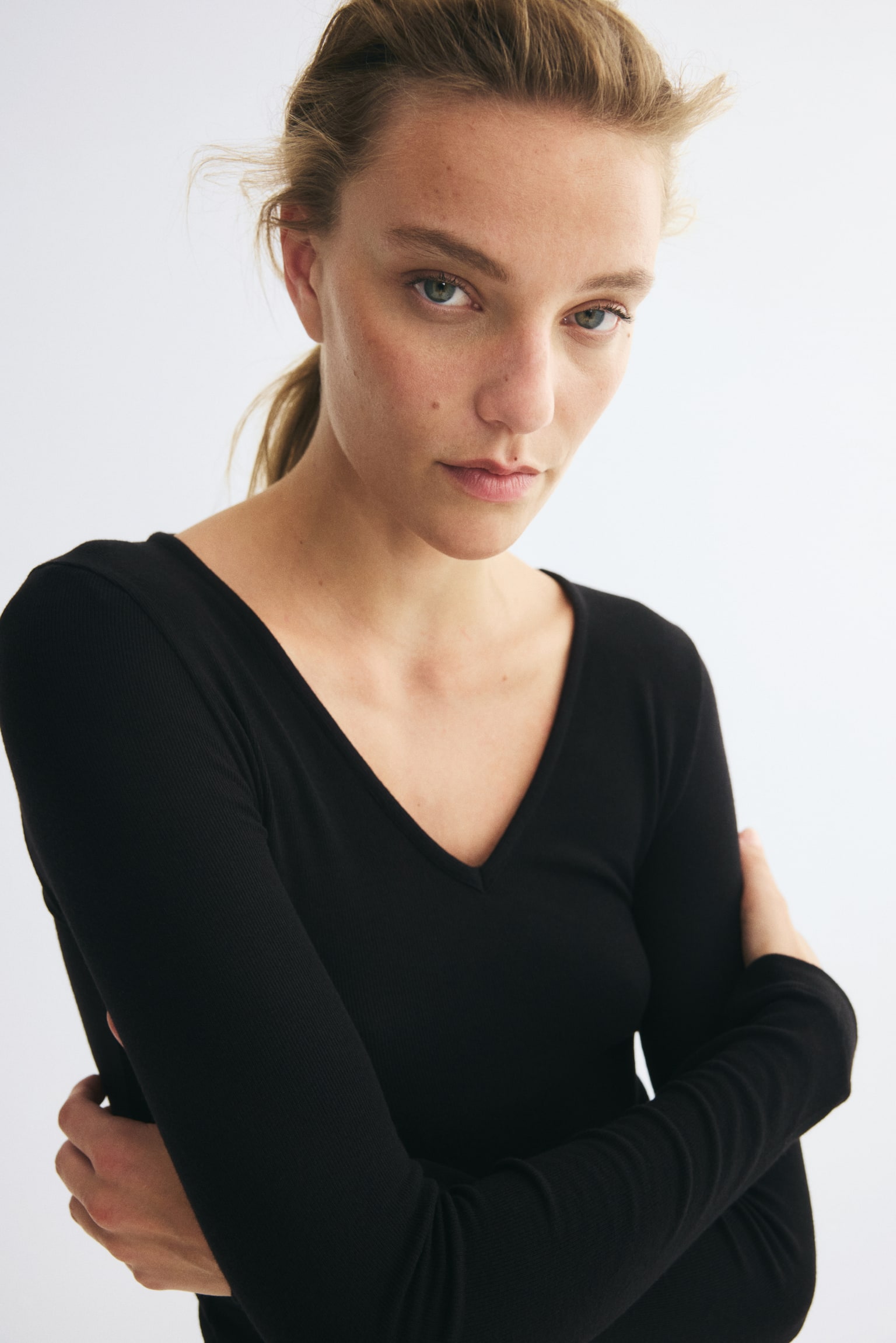 Женский топ H&M V-Neck Viscose-Blend Top, цвет: Чёрный — фото 3