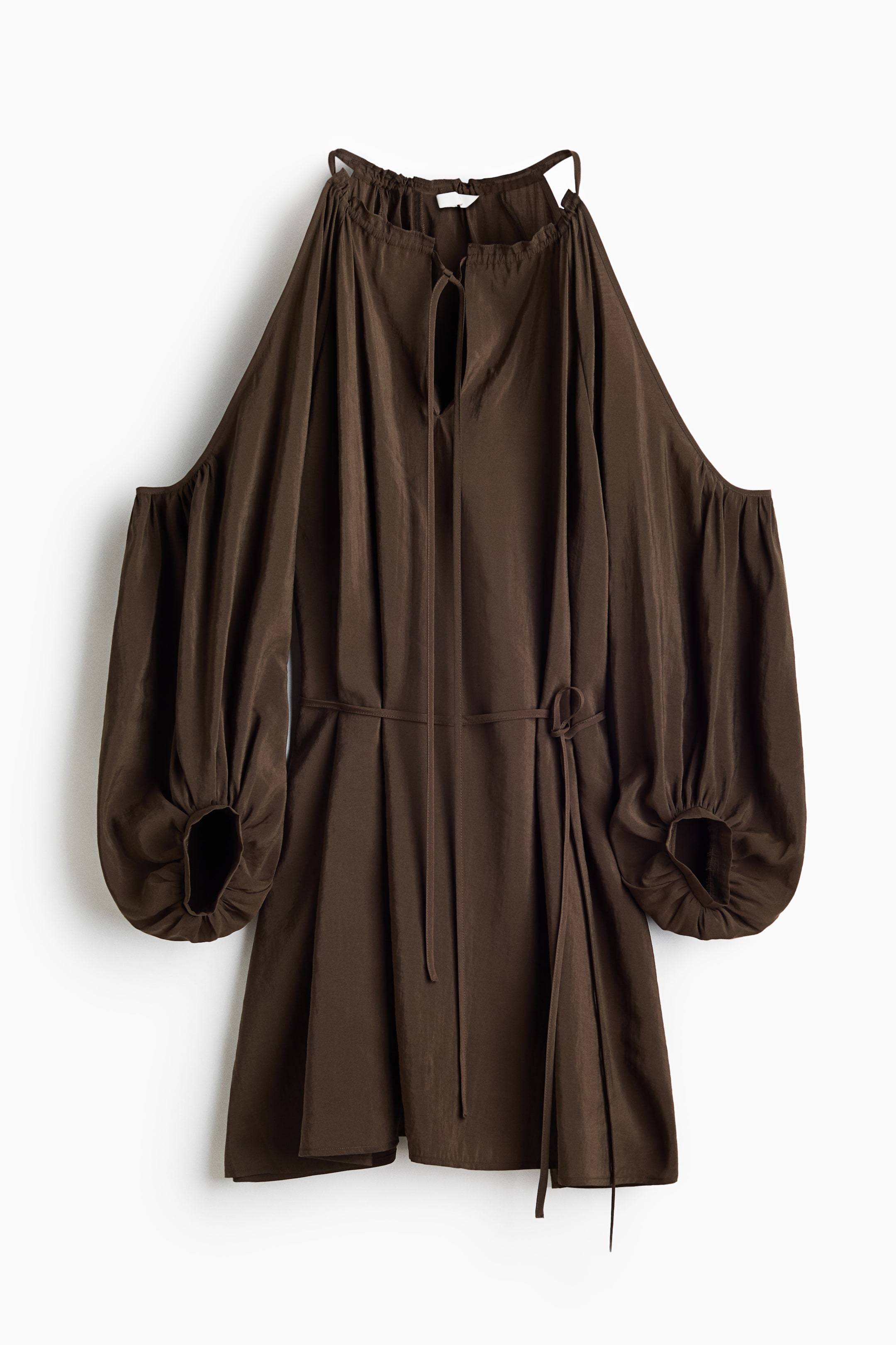 Ver imagen más grande: Un mono corto de color marrón oscuro muestra su parte delantera, con un escote halter fruncido con tirantes finos y una abertura en V con lazos. Presenta mangas abullonadas de hombros descubiertos con puños elásticos y un detalle de lazo en la cintura.