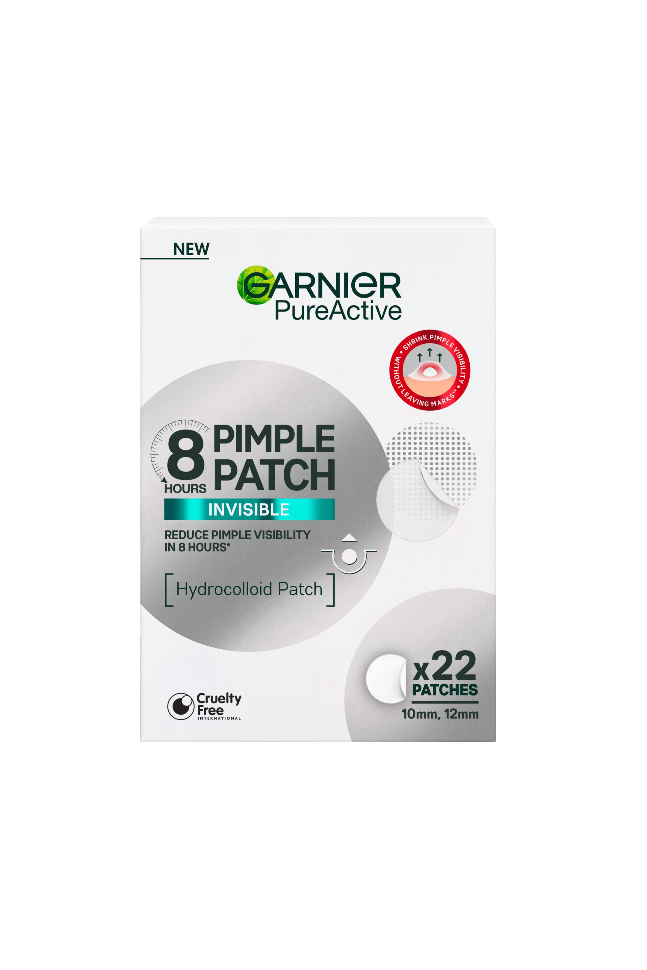 Se større billede: En forfra-vinkel af Garnier PureActive Pimple Patch-emballagen viser en hvid, rektangulær æske med markante sølvfarvede cirkulære grafikker og grøn branding. Æsken viser teksten "8 Hours Pimple Patch Invisible" og "Hydrocolloid Patch" samt illustrationer, der angiver en pakke med 22 patches i størrelserne 10 mm og 12 mm.