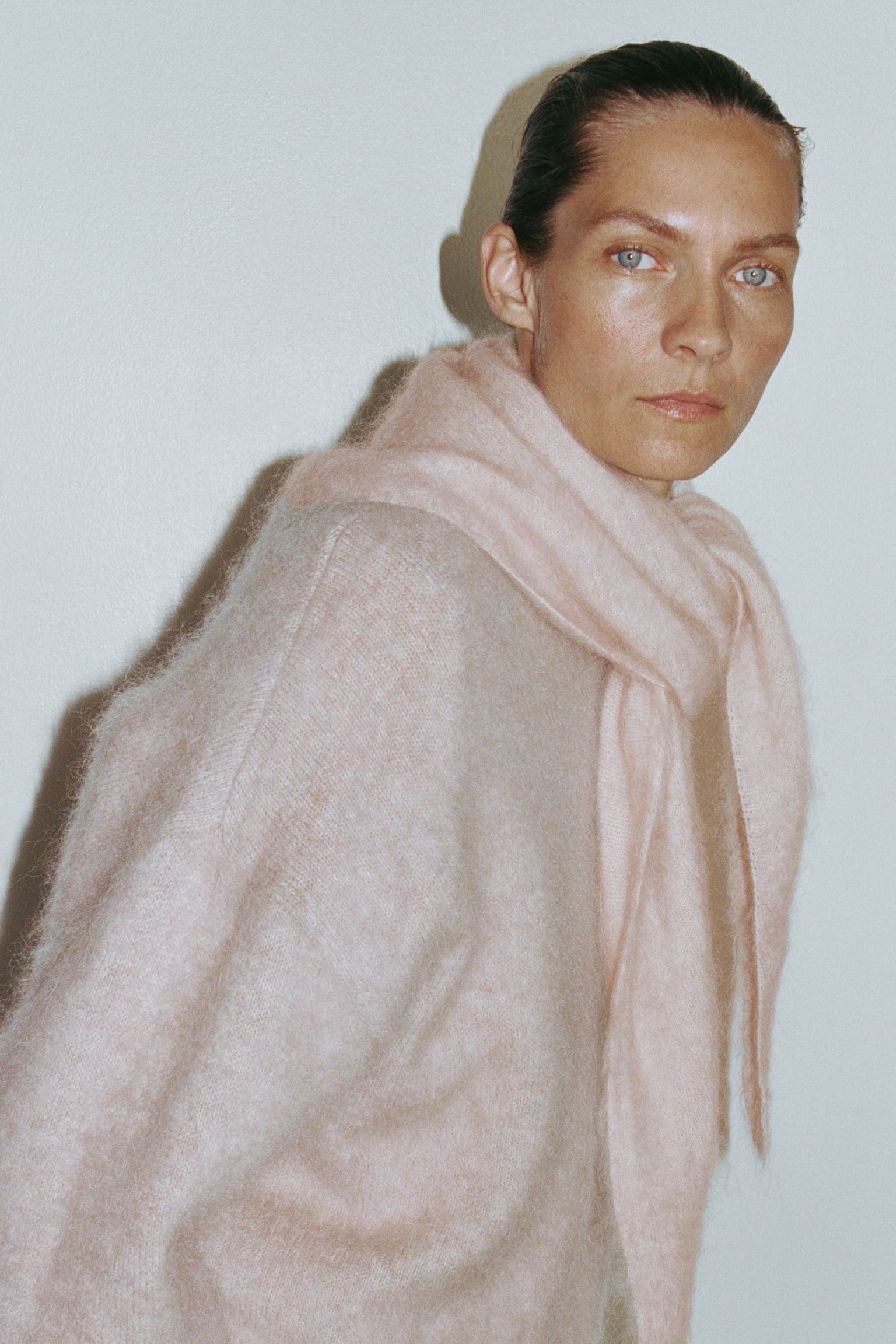 Женский шарф H&M Mohair-Blend Triangle, цвет: Светлый бежевый — фото 3