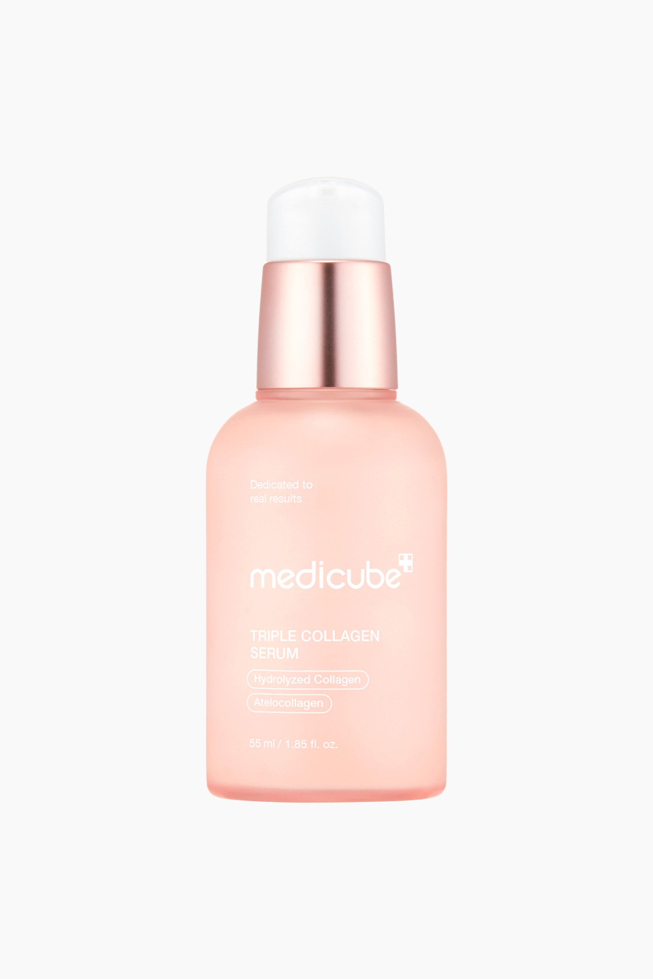 Visa större bild: En genomskinlig persikofärgad rosa serumflaska står upprätt, med en roséguldfärgad pumpmekanism och ett klart vitt lock. Framsidans etikett visar texten "medicube TRIPLE COLLAGEN SERUM" tillsammans med ingrediensdetaljer och volyminformation.